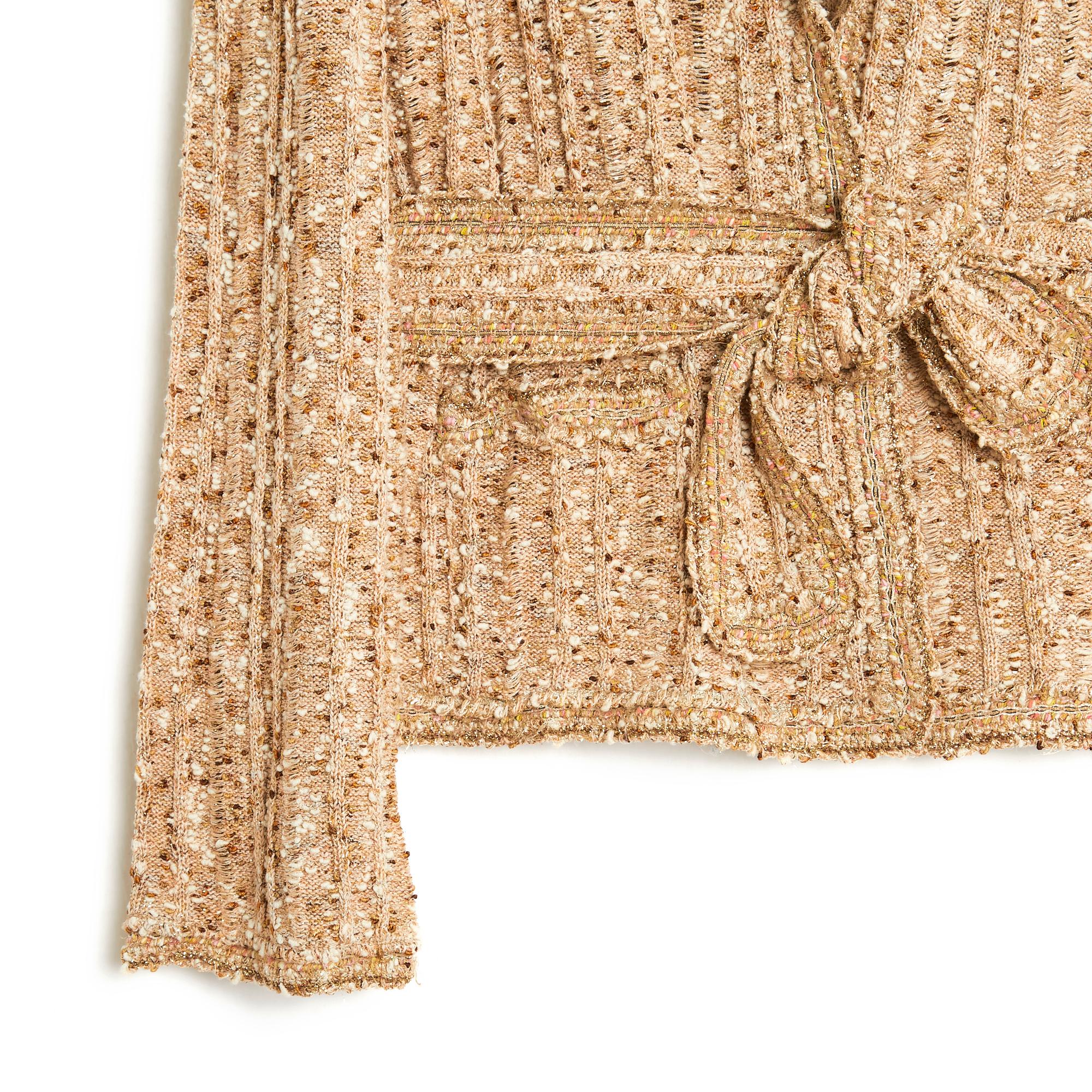 Chanel-Jacke aus der Kollektion SS 2006 aus beige-, gold-, ecru- und camelfarbenem Baumwoll- und Lurexstrick mit Tweed-Effekt, gerader Schnitt, gekerbter Kragen, der mit 4 unsichtbaren Druckknöpfen geschlossen wird, Taille mit Gürtelschlaufen und