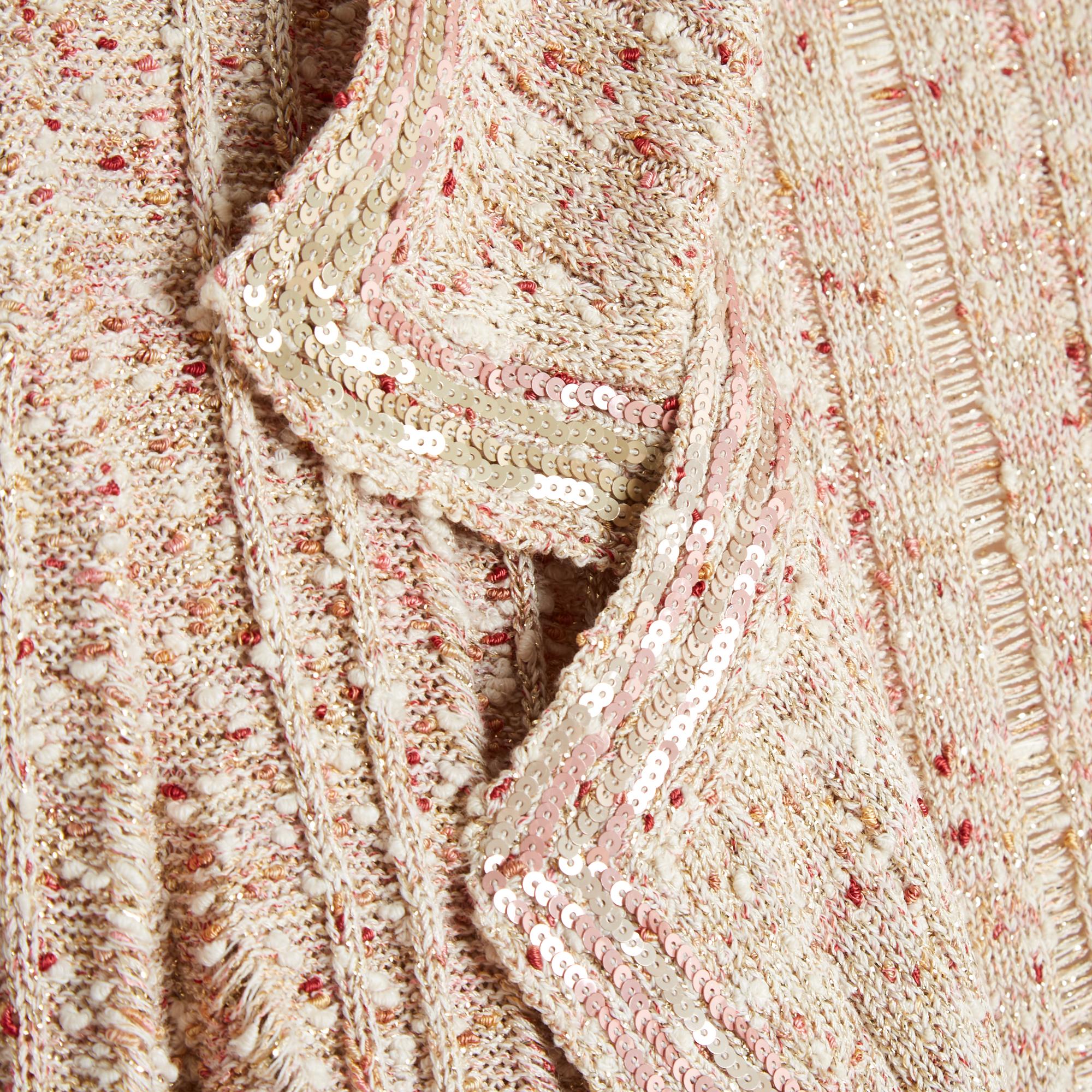 Jacke der Chanel Spring Summer 2006 Collection aus beiger, goldener, ecrufarbener und hell- bis dunkelrosafarbener Baumwolle und Lurexstrick im Tweed-Stil mit beigen und rosafarbenen Paillettenbesätzen, gerader Schnitt, gekerbter Kragen ohne