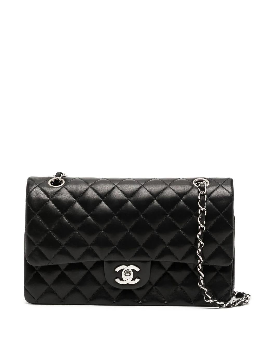 Chanel 2006 Vintage 2.55 Quilted Lambskin Medium Classic Double Flap Bag  In Good Condition For Sale In Miami, FL