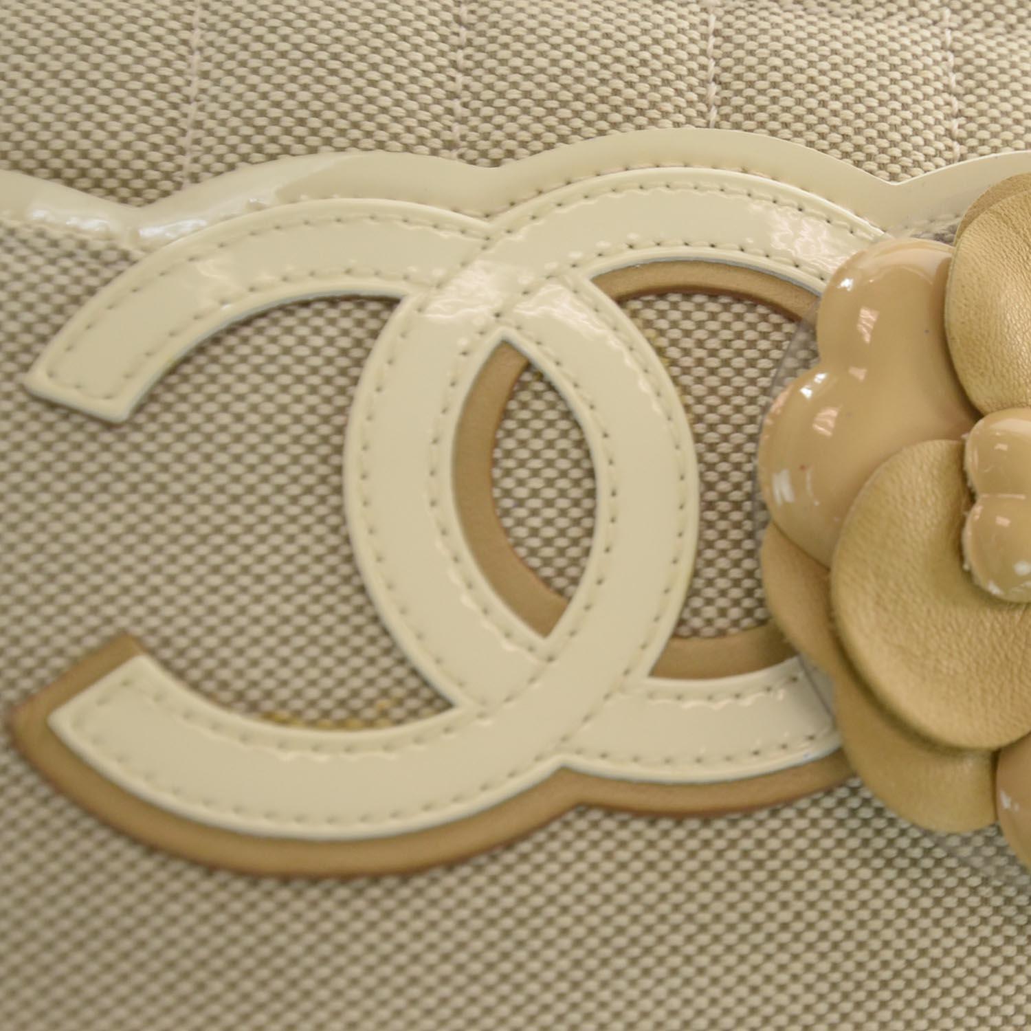 Chanel 2006 Vintage Beige Camelia Flower Canvas Satchel Shopping Tote Bag

2006 {VINTAGE 18 Years}

Silver hardware
Lambskin camelia flower
Dual shoulder straps with open top
Beige Grey Square Quilted Canvas
Patent leather piping and CC logo