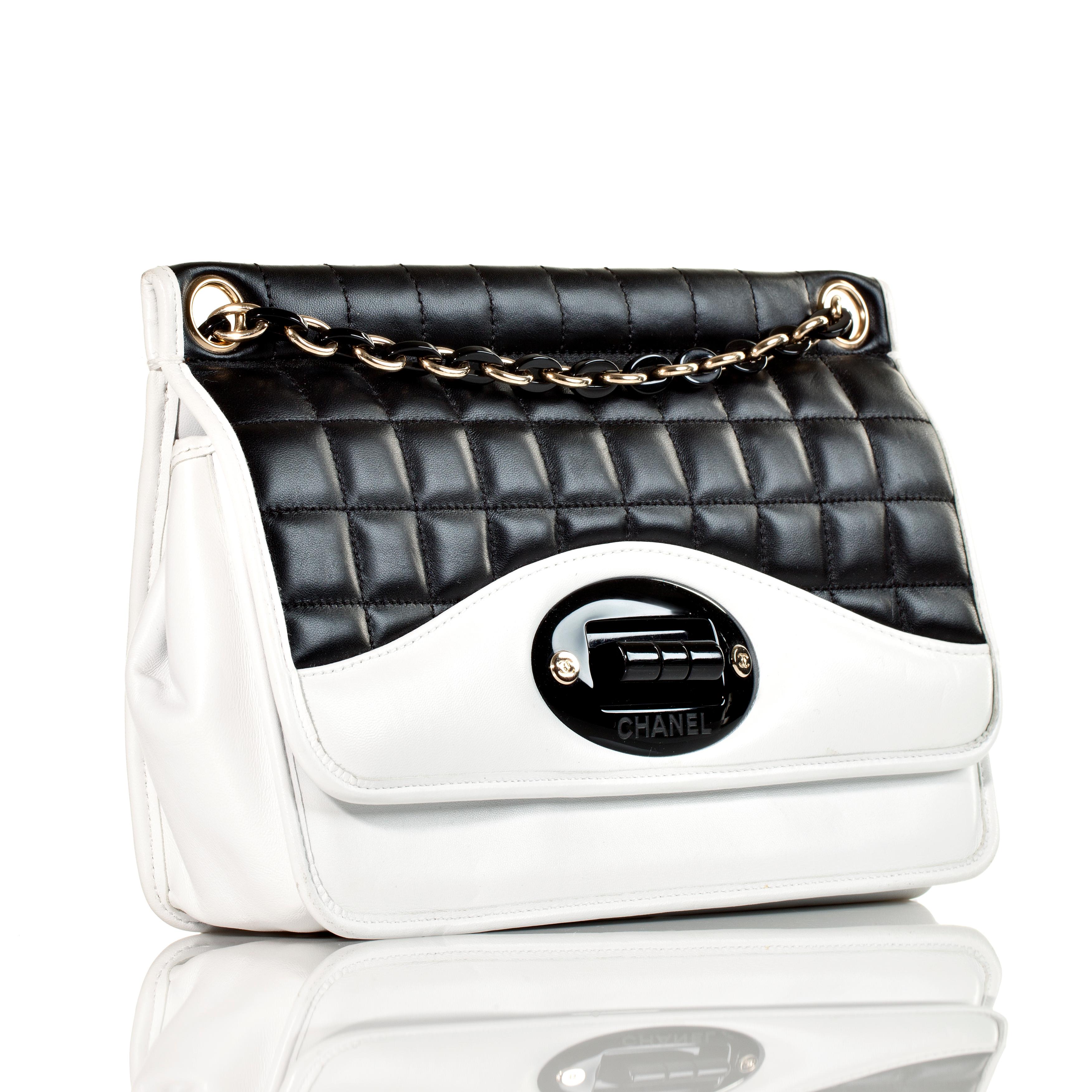 Chanel 2006 Vintage Classic Flap Zweifarbige Limited Edition Lammfell-Ledertasche mit klassischer Klappe im Angebot 5