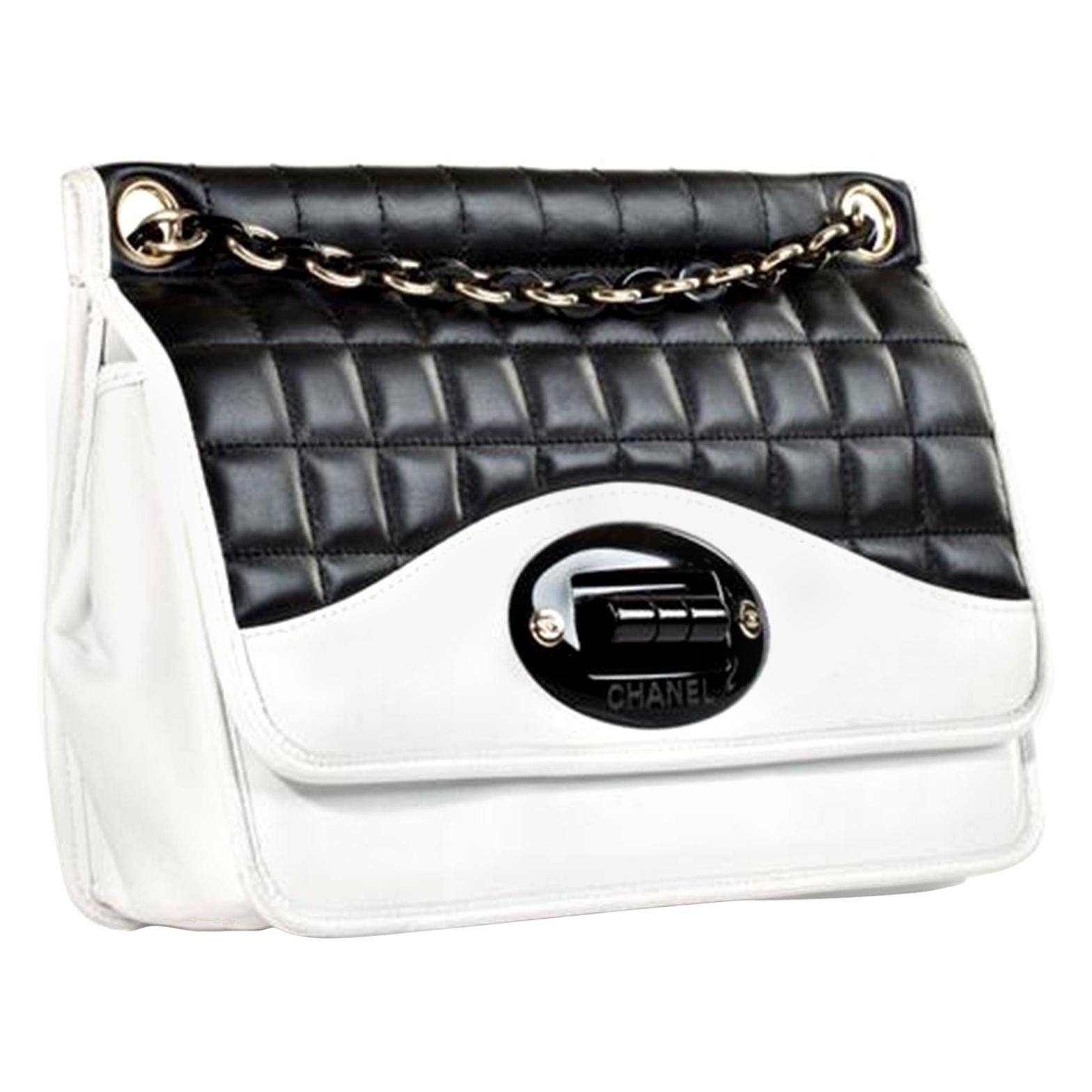 Chanel Zweifarbige schwarze und weiße Klappentasche mit Klappe Seltene limitierte Auflage 

2006 {VINTAGE 19 Jahre}
Goldfarbene Hardware
Schulterkette aus Harz
Mademoiselle Neuauflage übergroßer Drehverschluss
Lammfell gestepptes Leder
5,5