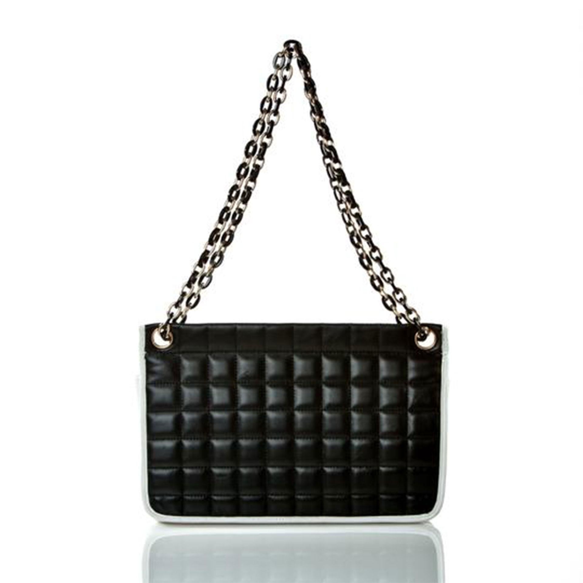 Chanel 2006 Vintage Classic Flap Zweifarbige Limited Edition Lammfell-Ledertasche mit klassischer Klappe im Angebot 2