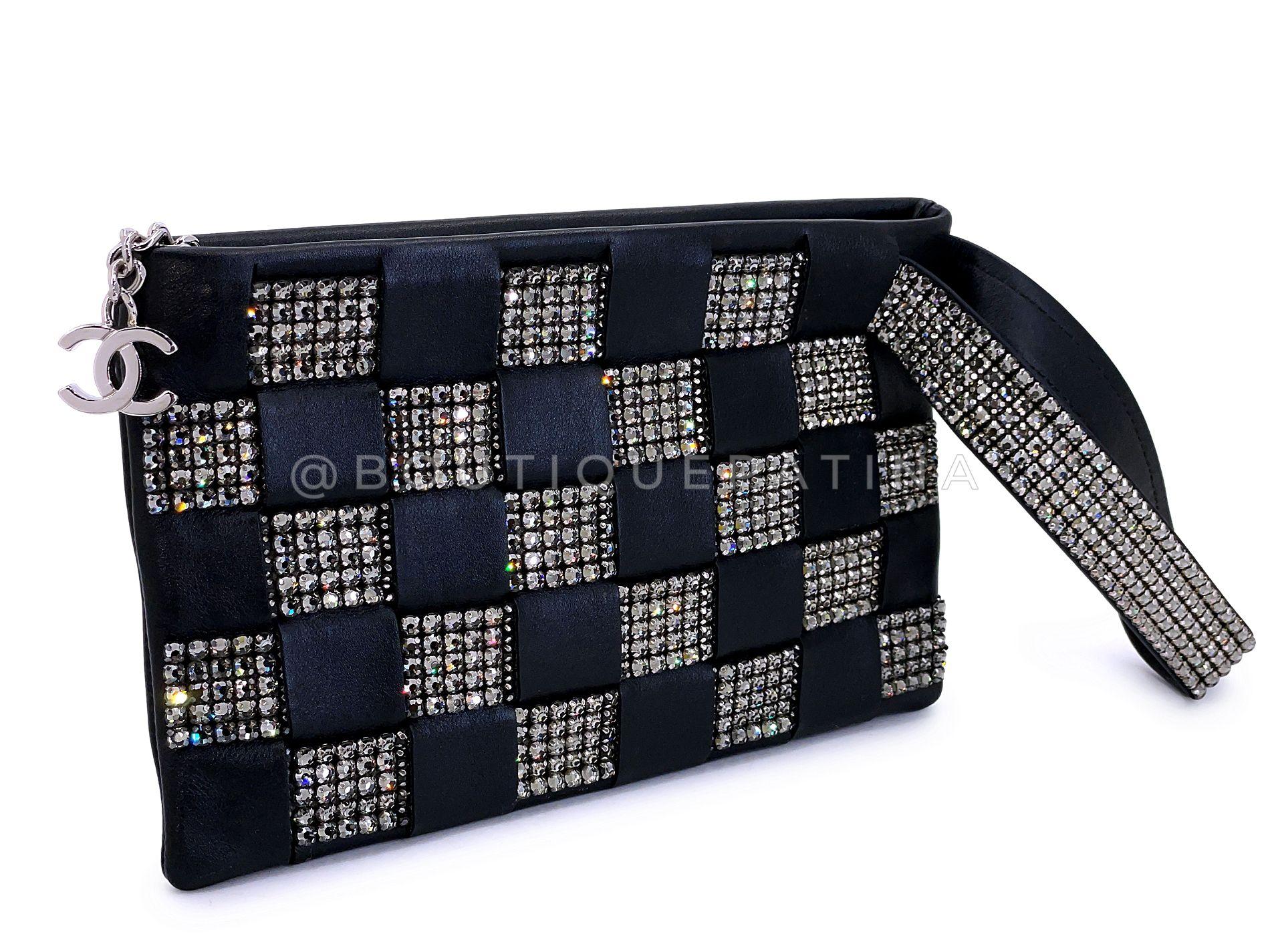 Artikel speichern: 68676
Die Chanel 2006 Vintage Woven Crystal Evening Clutch Bag SHW ist ein sensationelles Stück, das praktisch und klassisch zugleich ist. Seit mehr als 20 Jahren hat sich Boutique Patina darauf spezialisiert, die ursprünglichsten