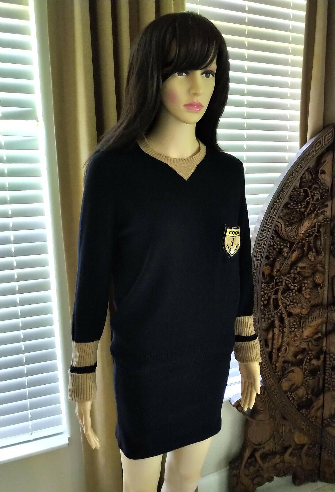 Chanel 2007 07A Coco Camellia Crest Black & Tan Cashmere Sweater Top FR 40/ US 6 In Excellent Condition In Ormond Beach, FL