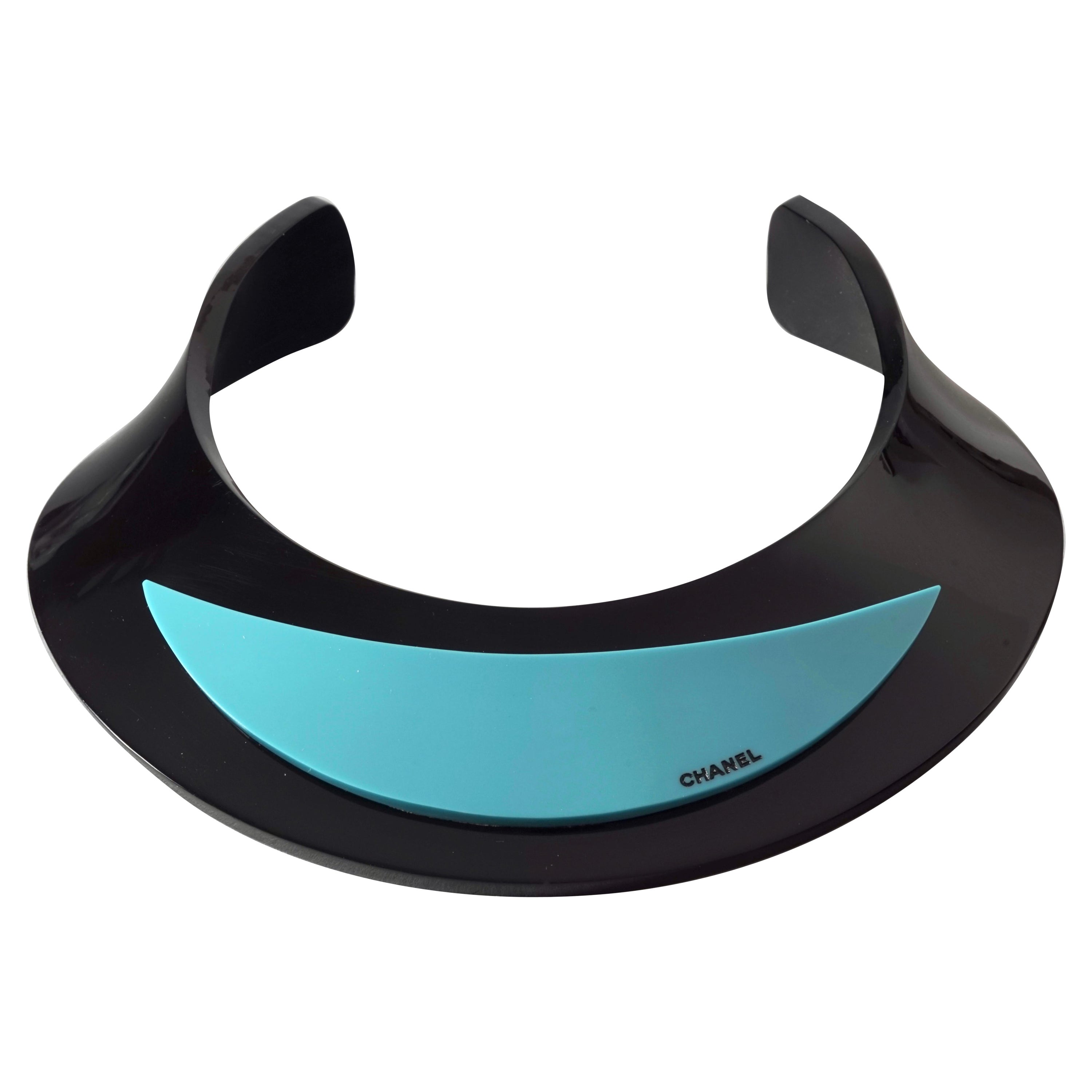 Collier ras du cou en résine noire et bleue CHANEL 2007 AUTUMN en vente