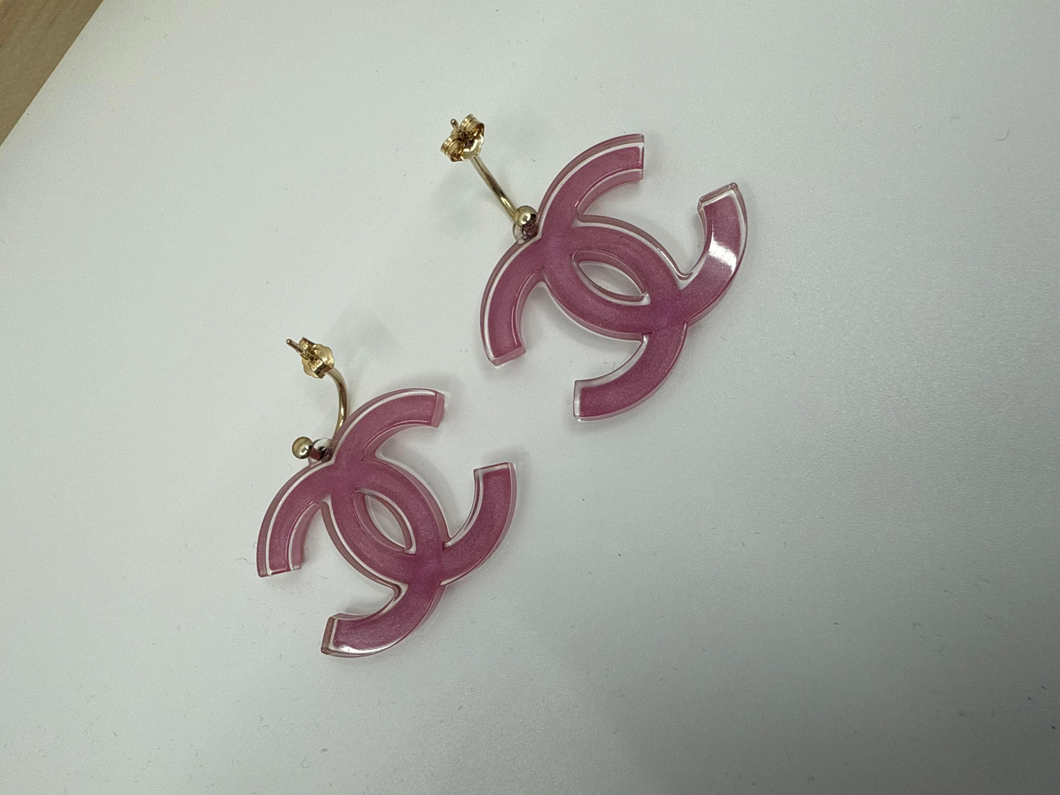 Orecchini Chanel 2007 Barbie Pink Lucite CC In condizioni buone in vendita a Rowland Heights, CA