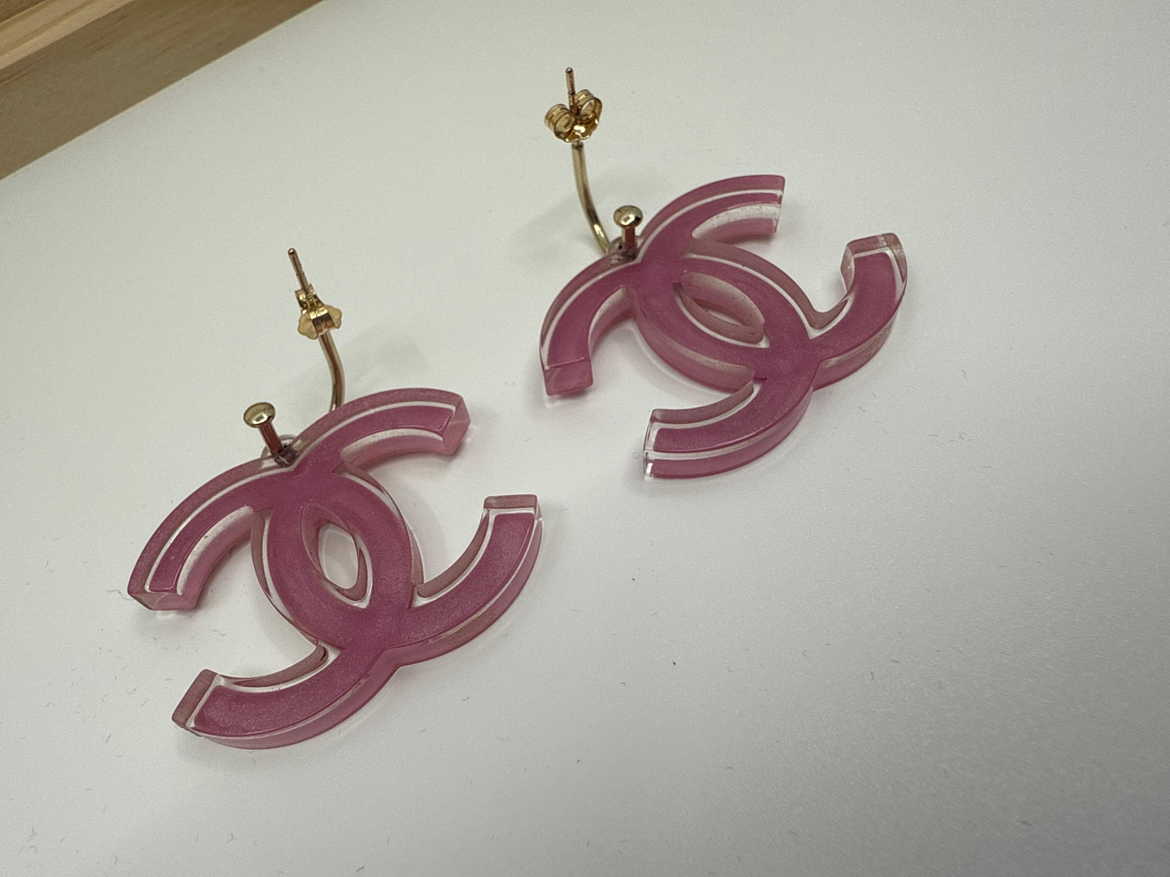 da uomo o donna Orecchini Chanel 2007 Barbie Pink Lucite CC in vendita