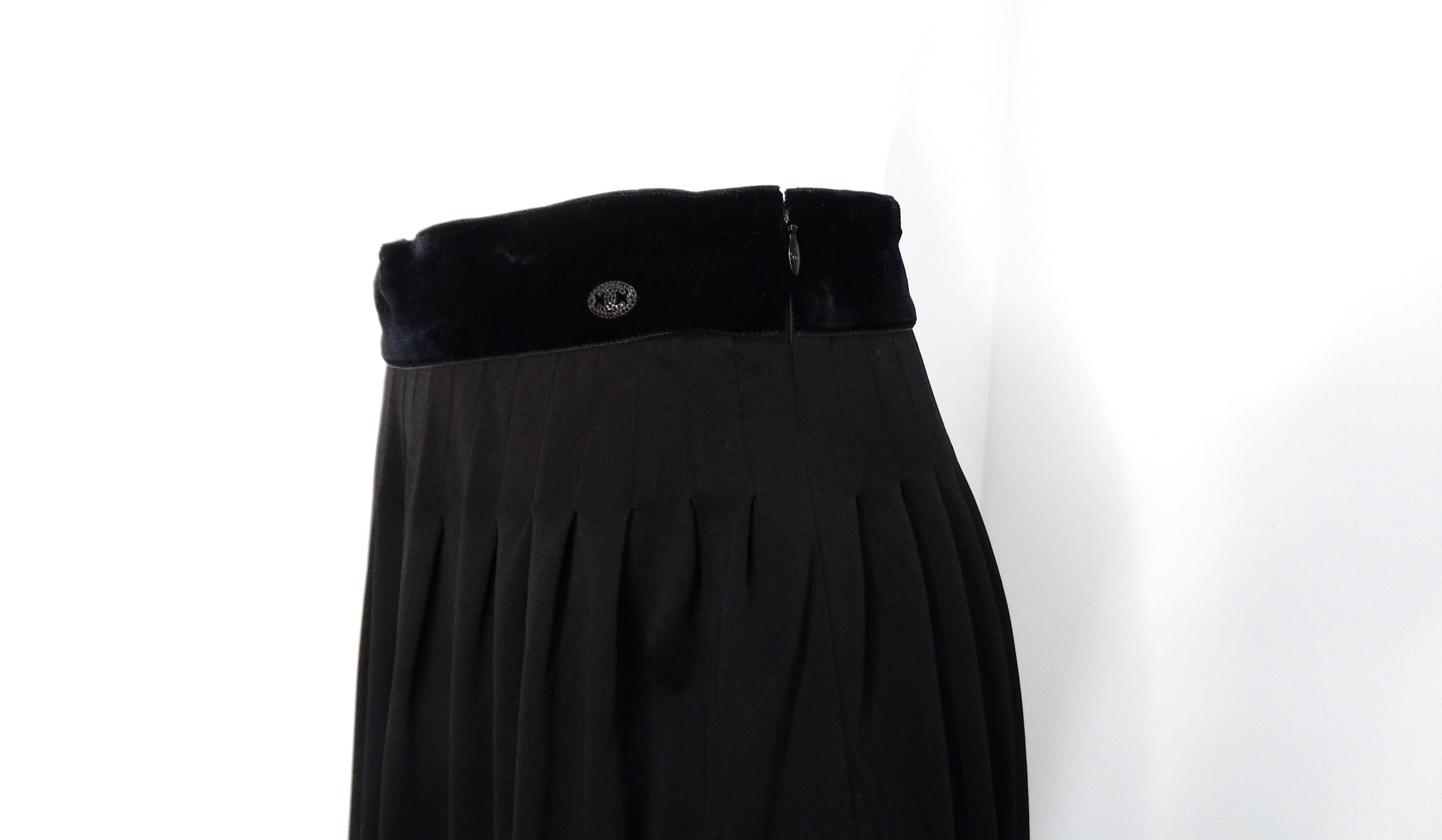 Donna Gonna a pieghe nera Chanel 2007 in vendita