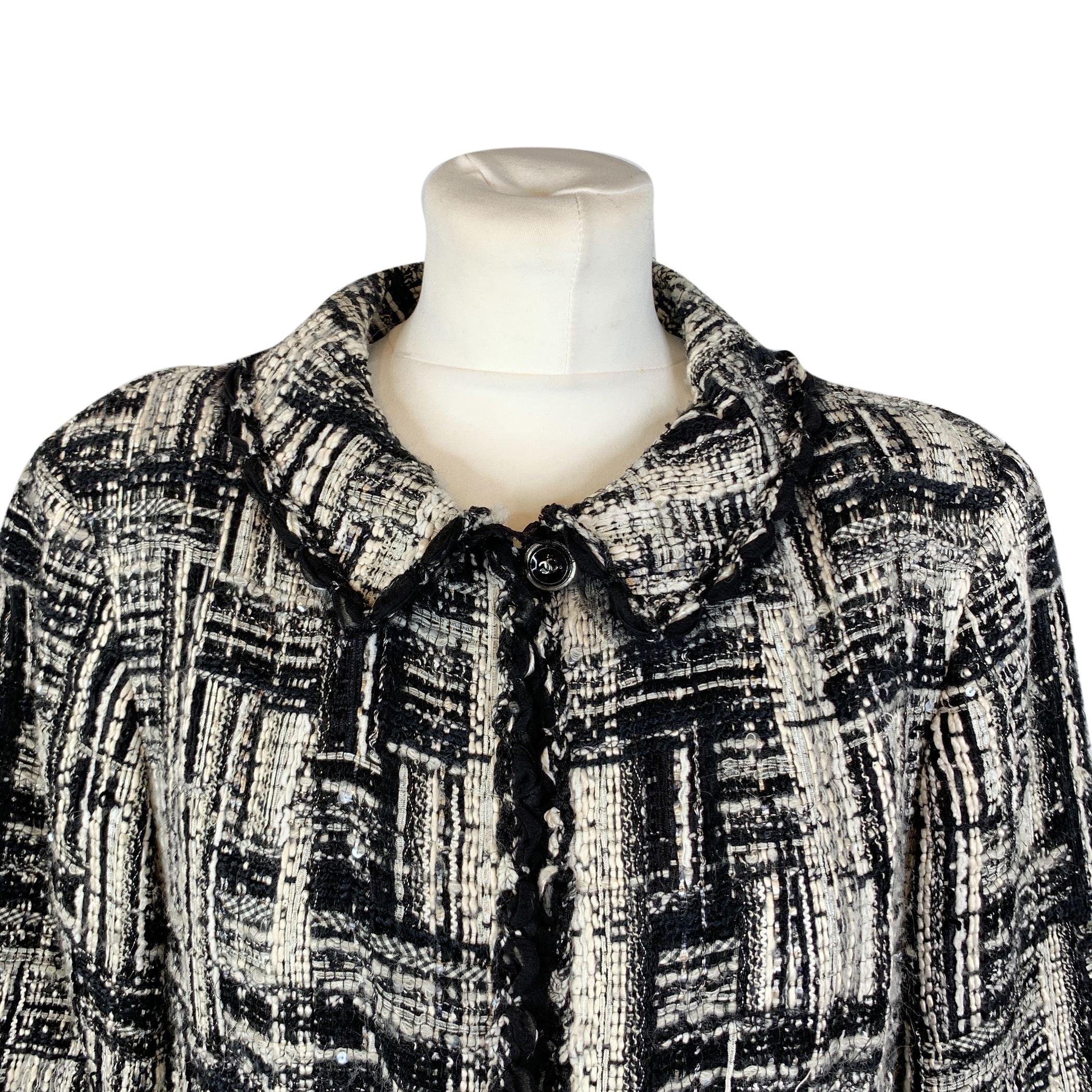 Chanel 2007 Black White Tweed 3/4 Sleeves Jacket Size 40 FR In Excellent Condition For Sale In Rome, Rome
