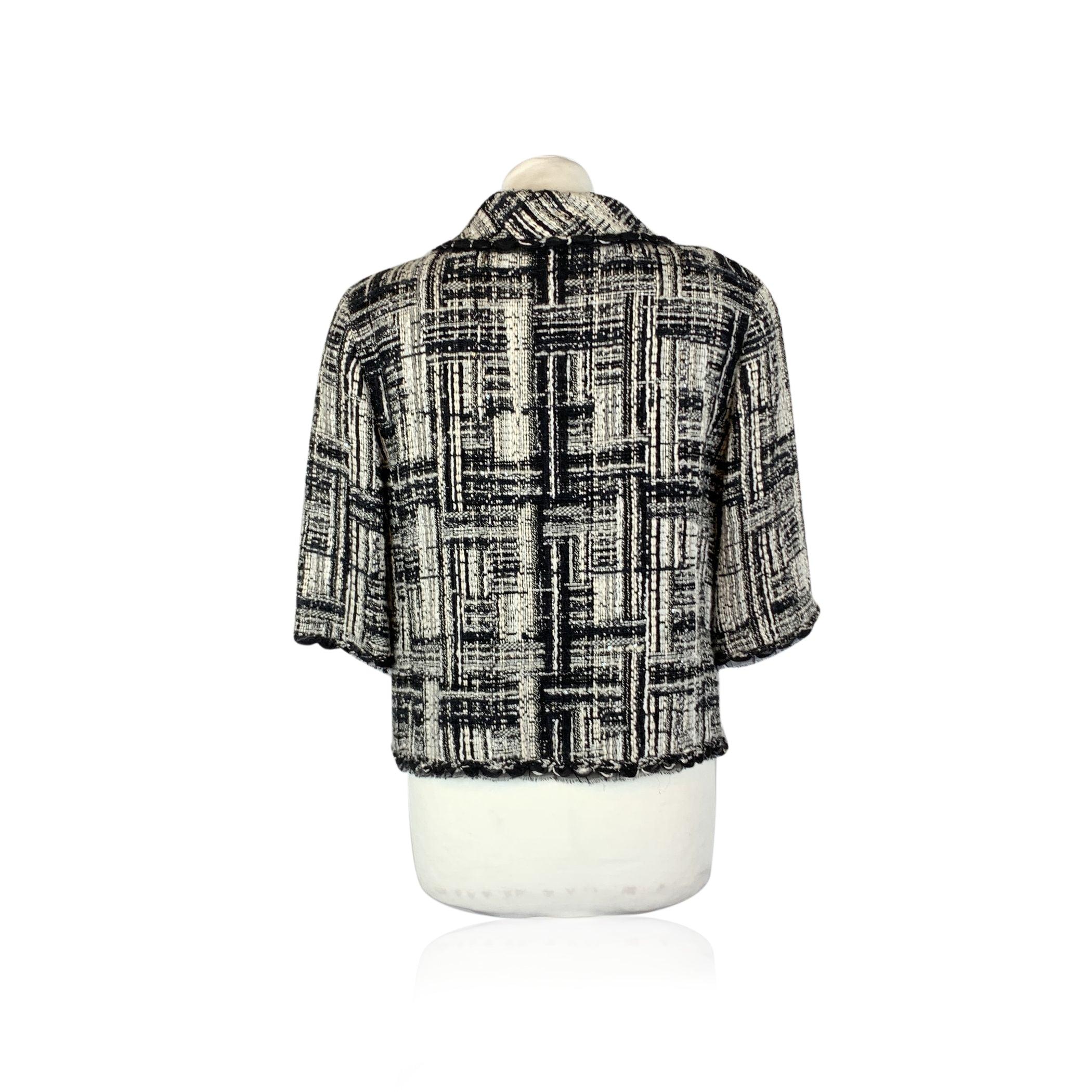 Women's Chanel 2007 Black White Tweed 3/4 Sleeves Jacket Size 40 FR For Sale