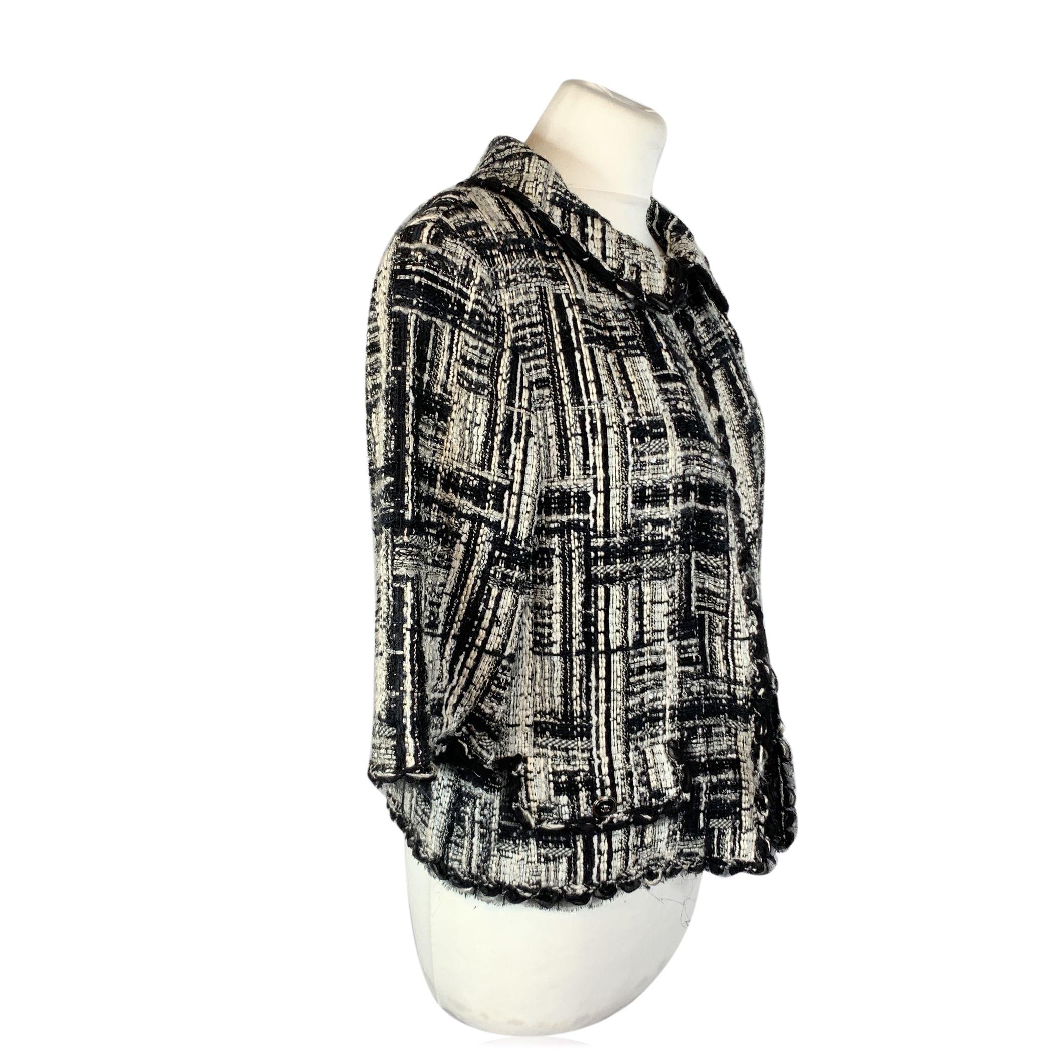 Chanel 2007 Black White Tweed 3/4 Sleeves Jacket Size 40 FR For Sale 1