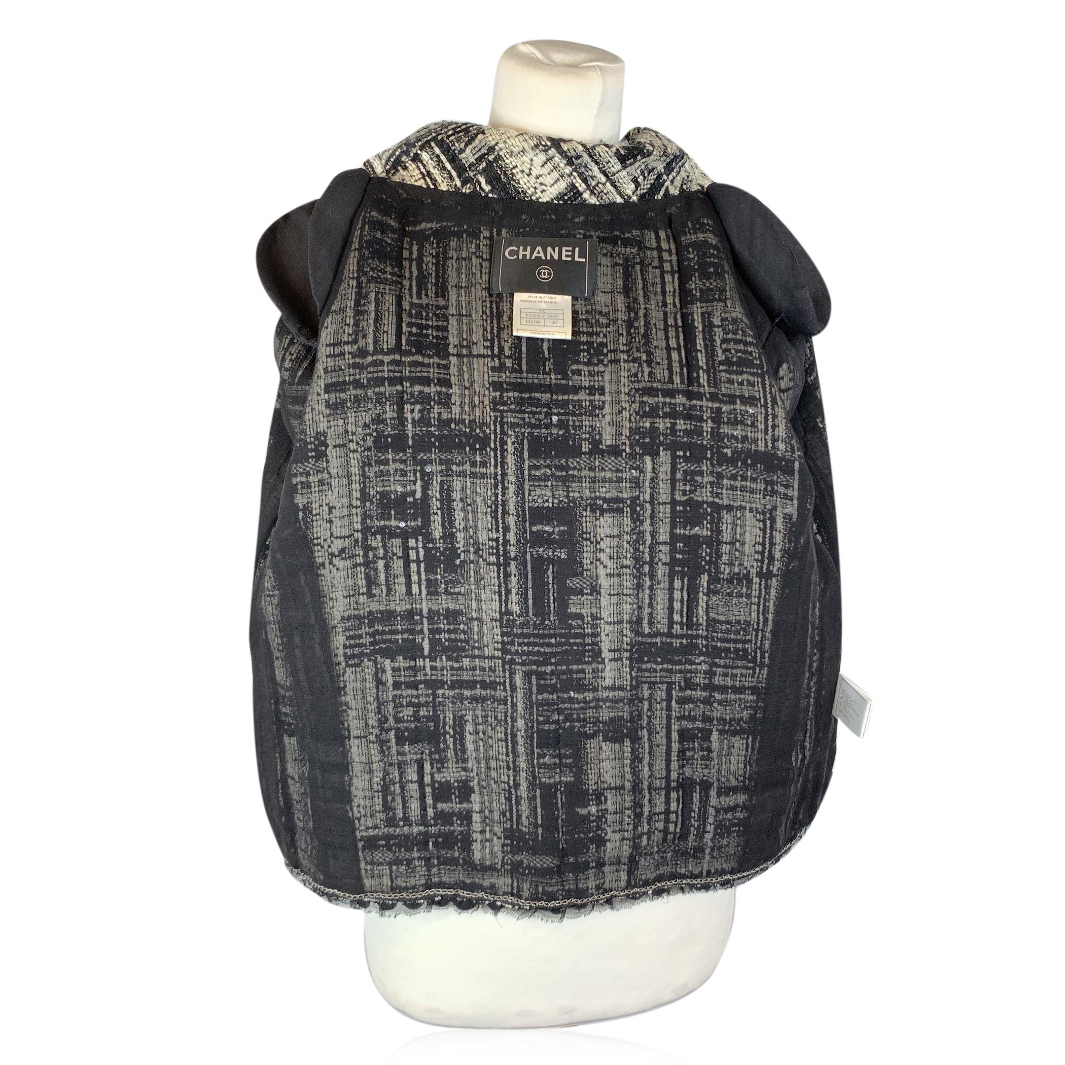 Chanel 2007 Black White Tweed 3/4 Sleeves Jacket Size 40 FR For Sale 2