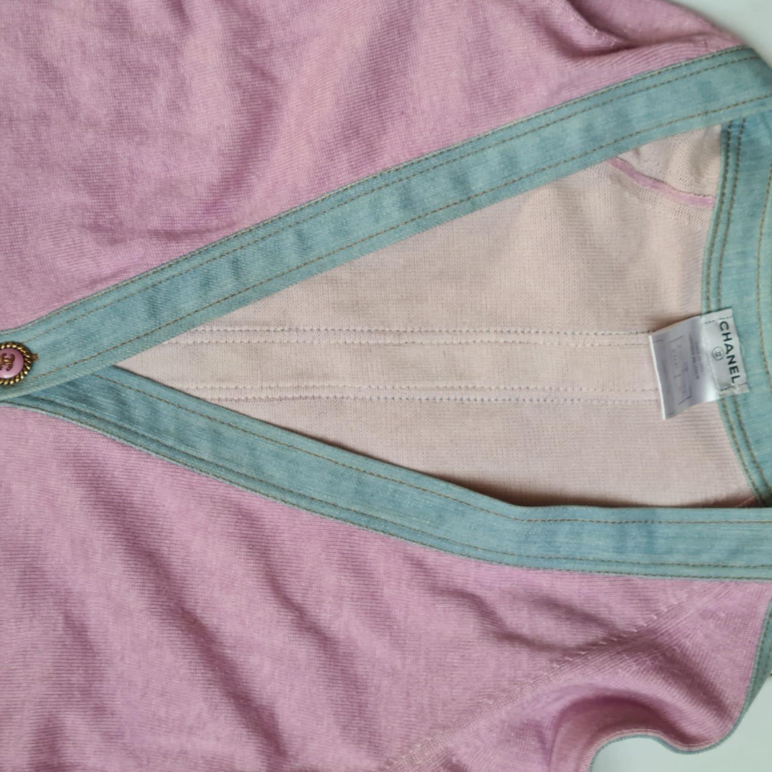 Veste cardigan en denim et cachemire mélangés de la collection 2007. Magnifique cachemire rose avec garnitures en denim bleu. Globalement en bon état, avec de légères marques de lavage et de flou sur la surface du tissu. L'étiquette de lavage