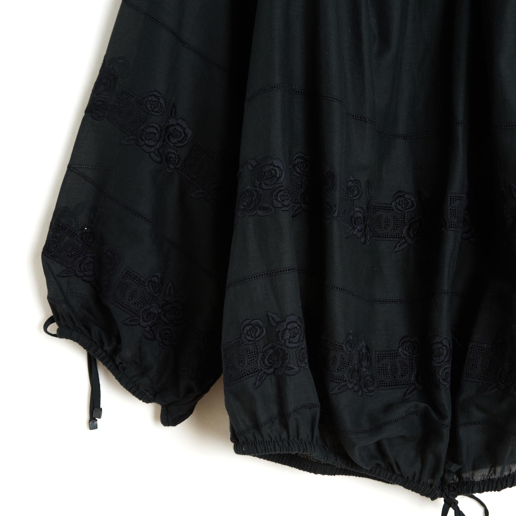 Top blusa Chanel della collezione SS2007 di Karl Lagerfeld in voile di cotone nero, ampio collo a barchetta elasticizzato decorato con 2 piccoli lacci, fondo stretto da un elastico e 2 lacci da annodare, maniche lunghe raglan strette da un elastico