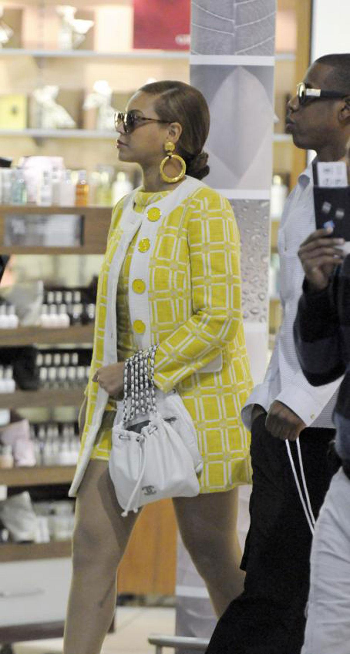 Chanel 2007 Twin Chain Mini White Over Arm or Handheld Rare Tote Bag For Sale 3