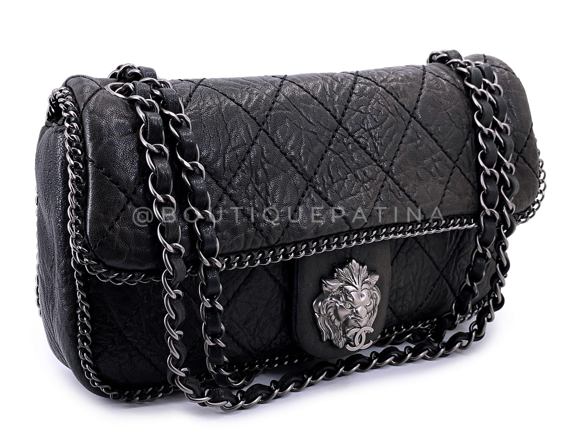 Article de magasin : 68663
Ce sac à rabat en cuir de veau de première qualité, épais et galbé, n'est plus utilisé par la maison Chanel. Chanel 2007 Vintage Black Leo the Lionhead Flap Bag RHW. Au fil du temps, le cuir de veau épais et galbé