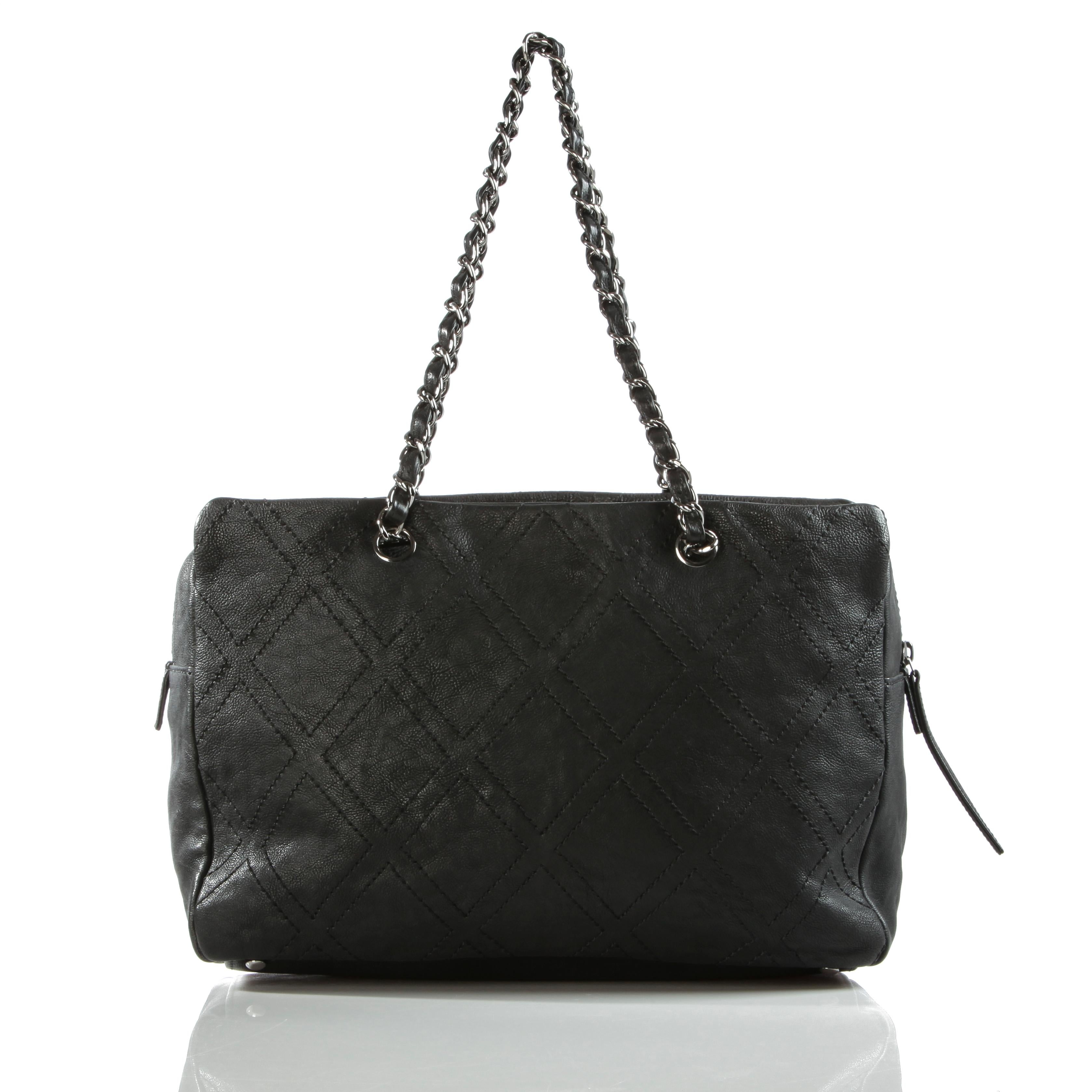 Chanel 2007 Vintage Calfskin Leather Large Jumbo CC Logo Black Shopping Fourre-tout Unisexe en vente