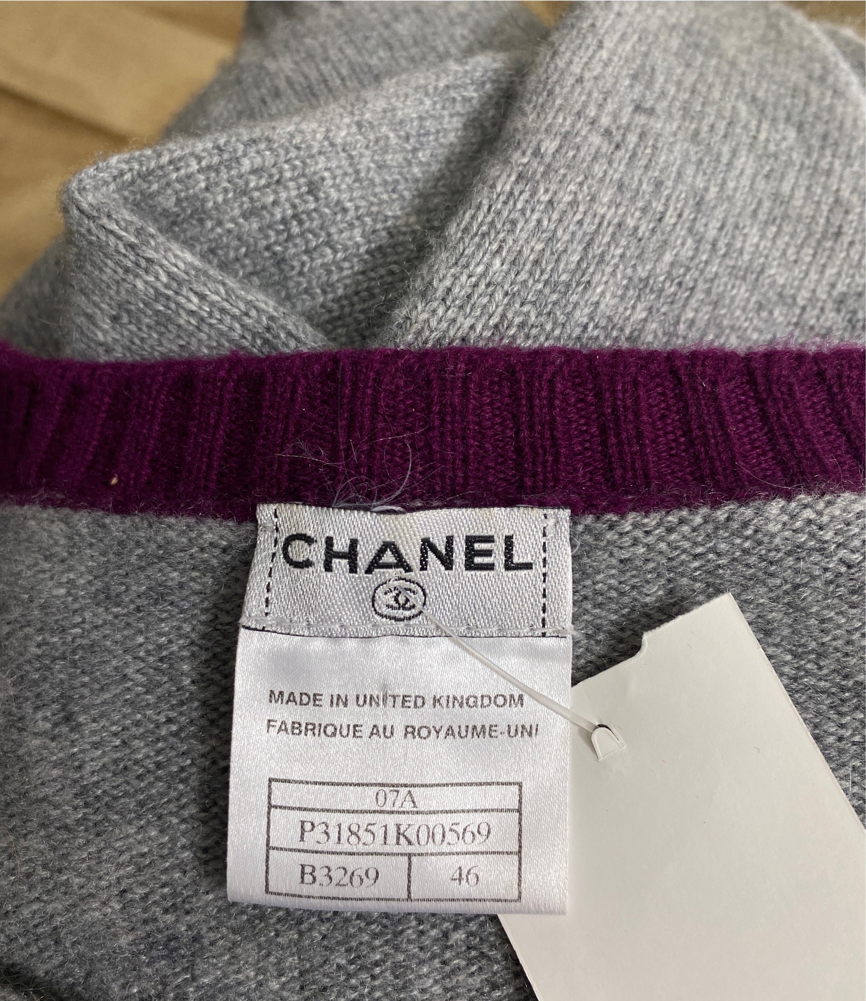 Chanel 2007A Grey and Purple Cashmere Beaded Crest Detail V Neck Sweater For Sale 6