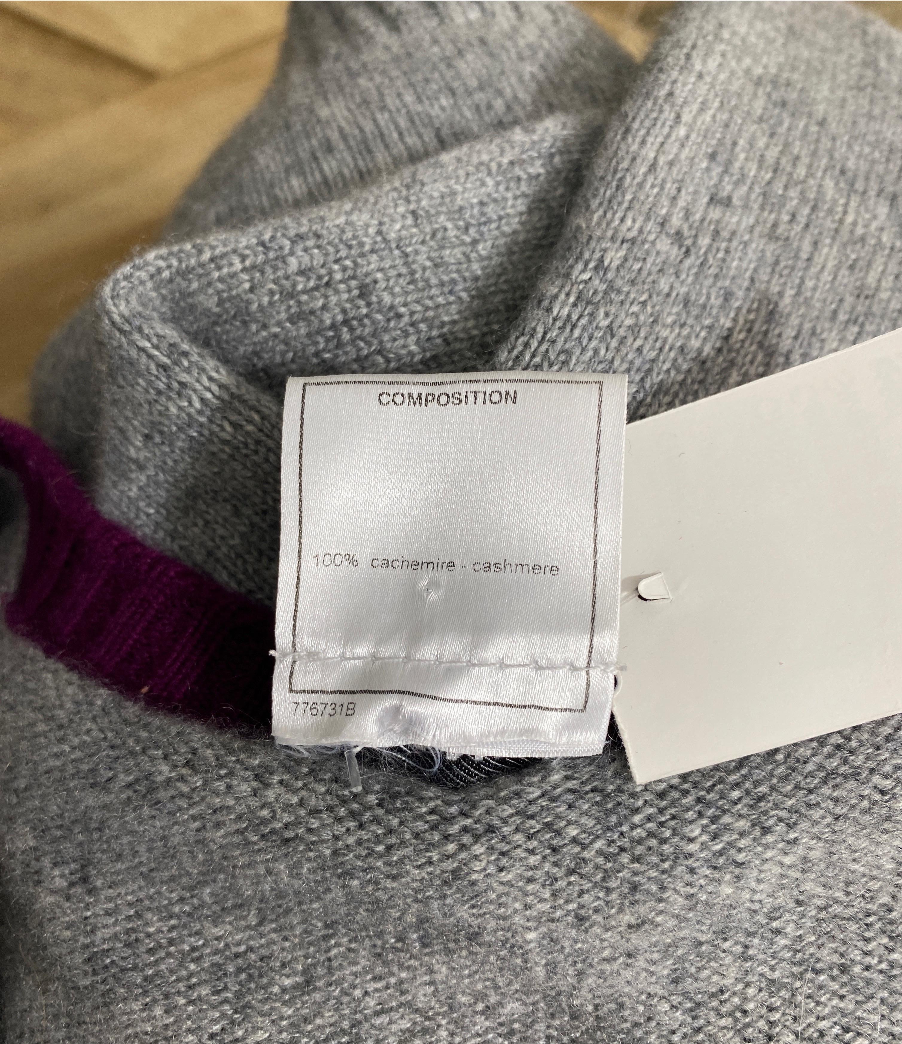 Chanel 2007A Grey and Purple Cashmere Beaded Crest Detail V Neck Sweater For Sale 7