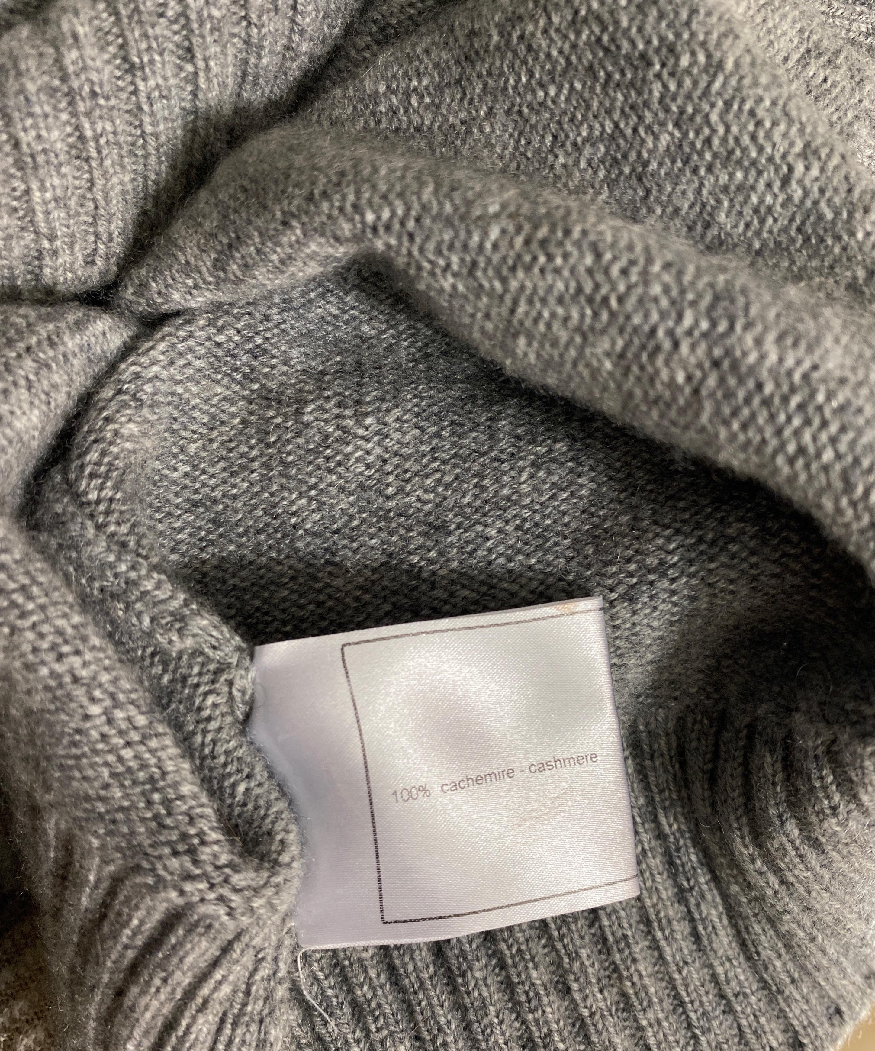 Chanel 2007A Grey and Purple Cashmere Beaded Crest Detail V Neck Sweater For Sale 8