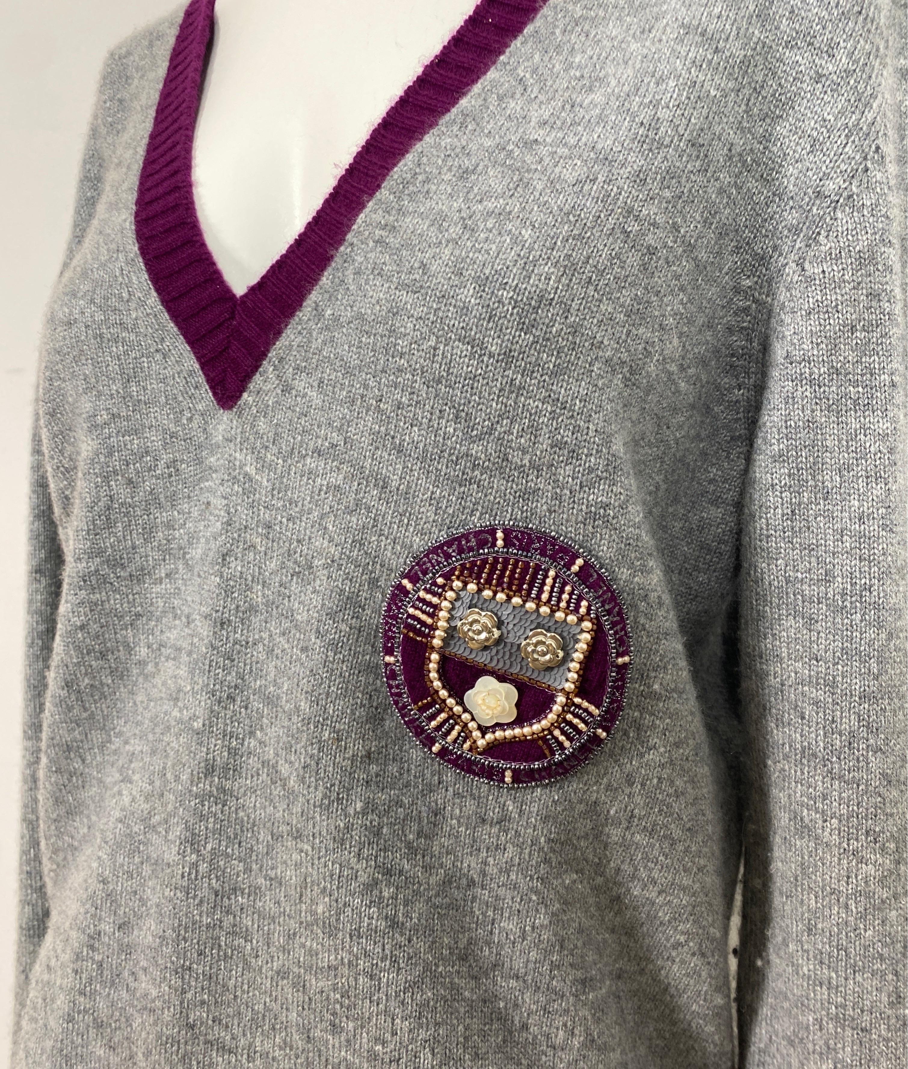 Chanel 2007A Grey and Purple Cashmere Beaded Crest Detail V Neck Sweater For Sale 1