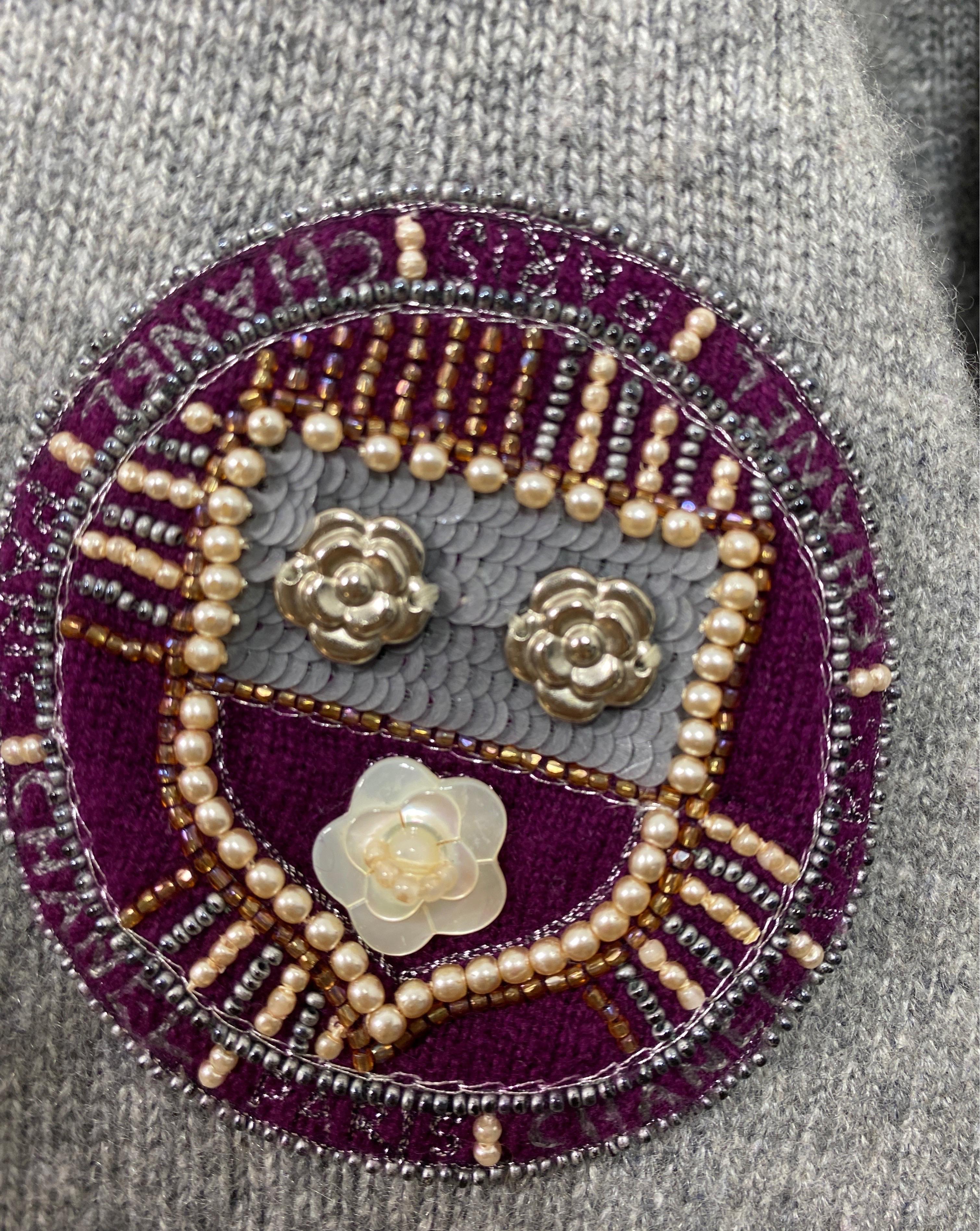 Chanel 2007A Grey and Purple Cashmere Beaded Crest Detail V Neck Sweater For Sale 2