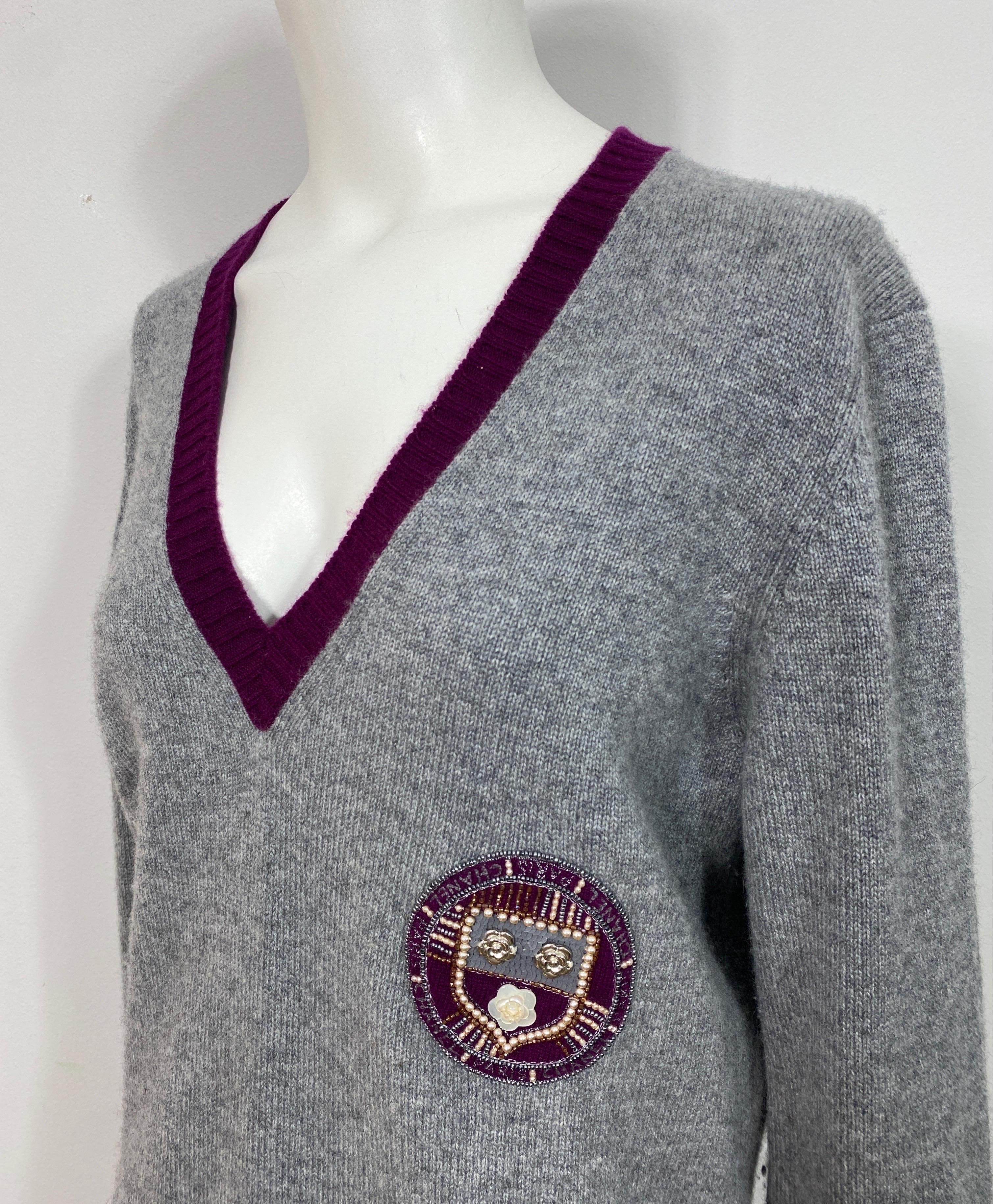Chanel 2007A Grey and Purple Cashmere Beaded Crest Detail V Neck Sweater For Sale 5