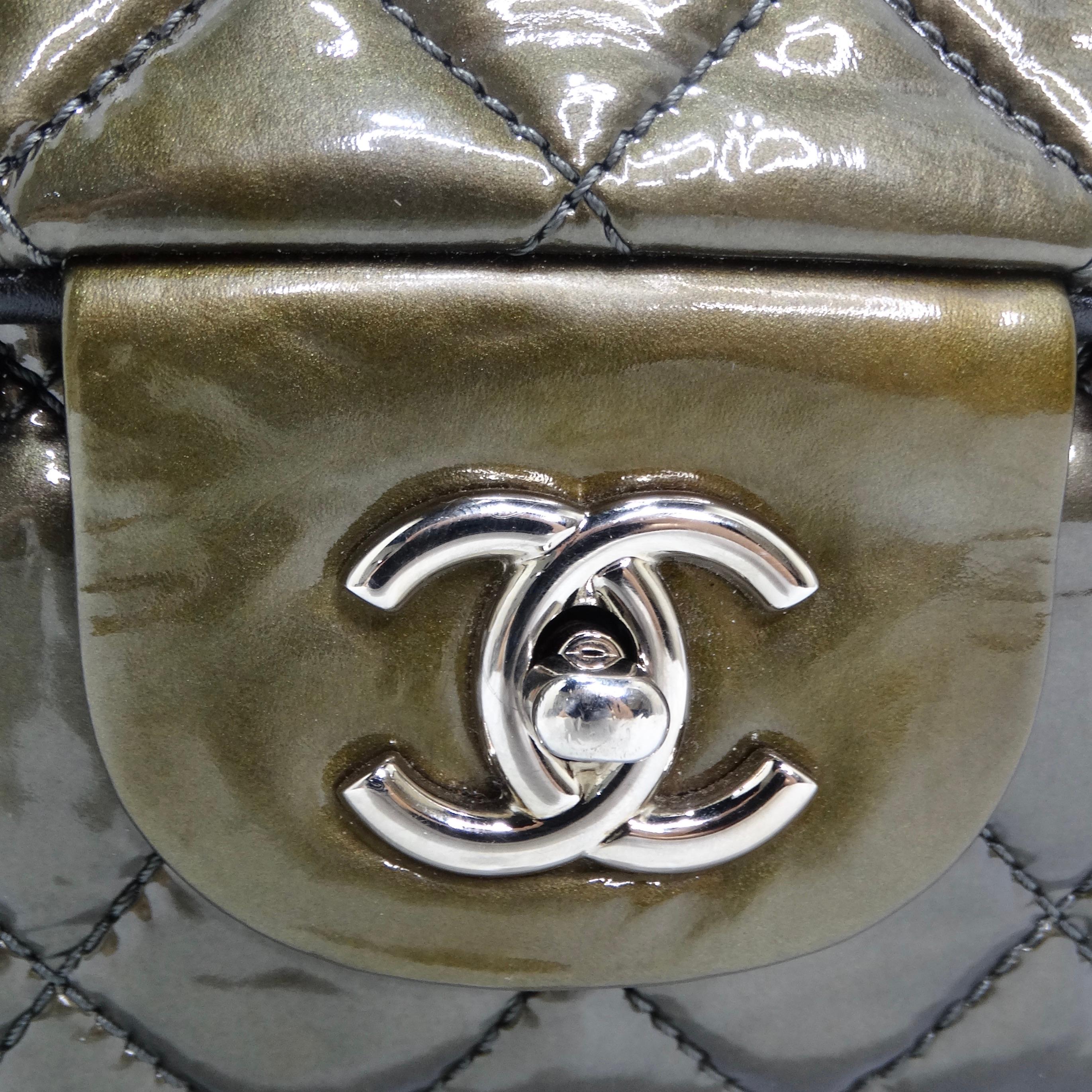Voici un sac à main qui n'est pas seulement un accessoire de mode mais aussi une pièce de collection - le Chanel 2008-2009 Metallic Patent Quilted Jumbo Single Flap en Olive Green. Ce superbe sac à bandoulière est confectionné en cuir verni brillant