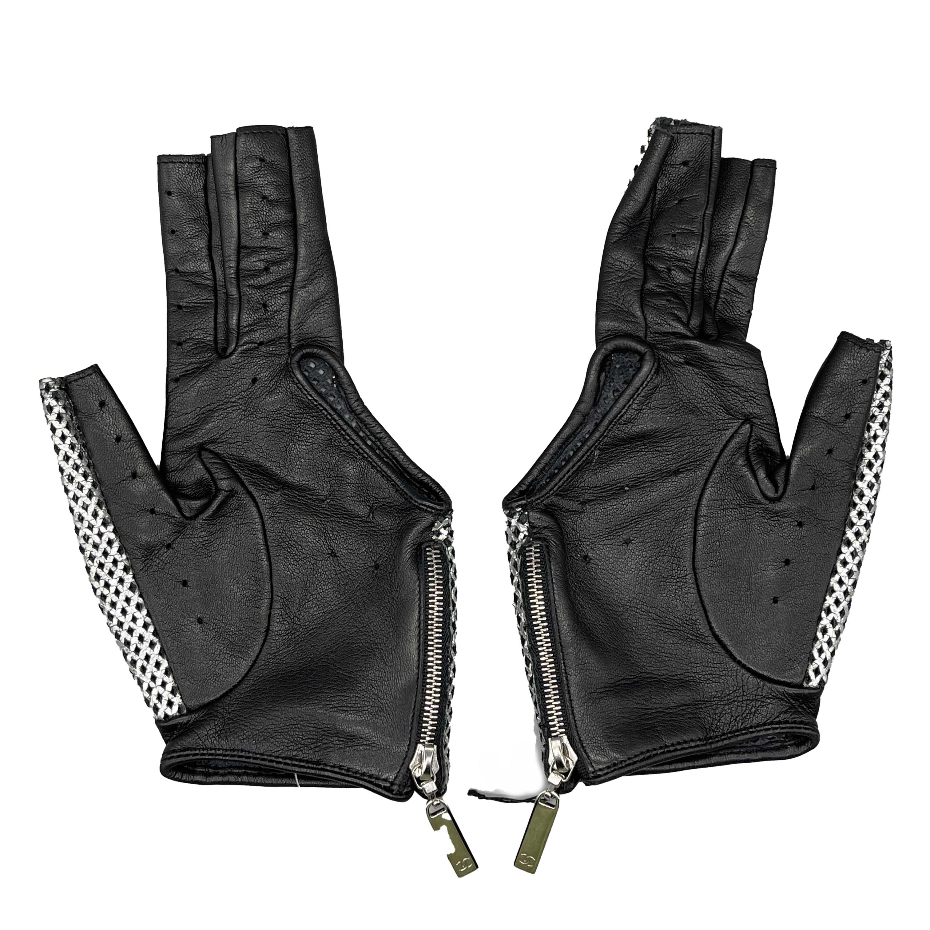 CHANEL - Very Good - 2008 Metallic Silver Mesh Leather Gloves - Metallic Silver, Black, Silver-Toned Hardware - Accessories

Description

From the 2008 Printemps Spring Act 1 Collection.
As seen on celebrities such as Madonna and Rihanna.
These
