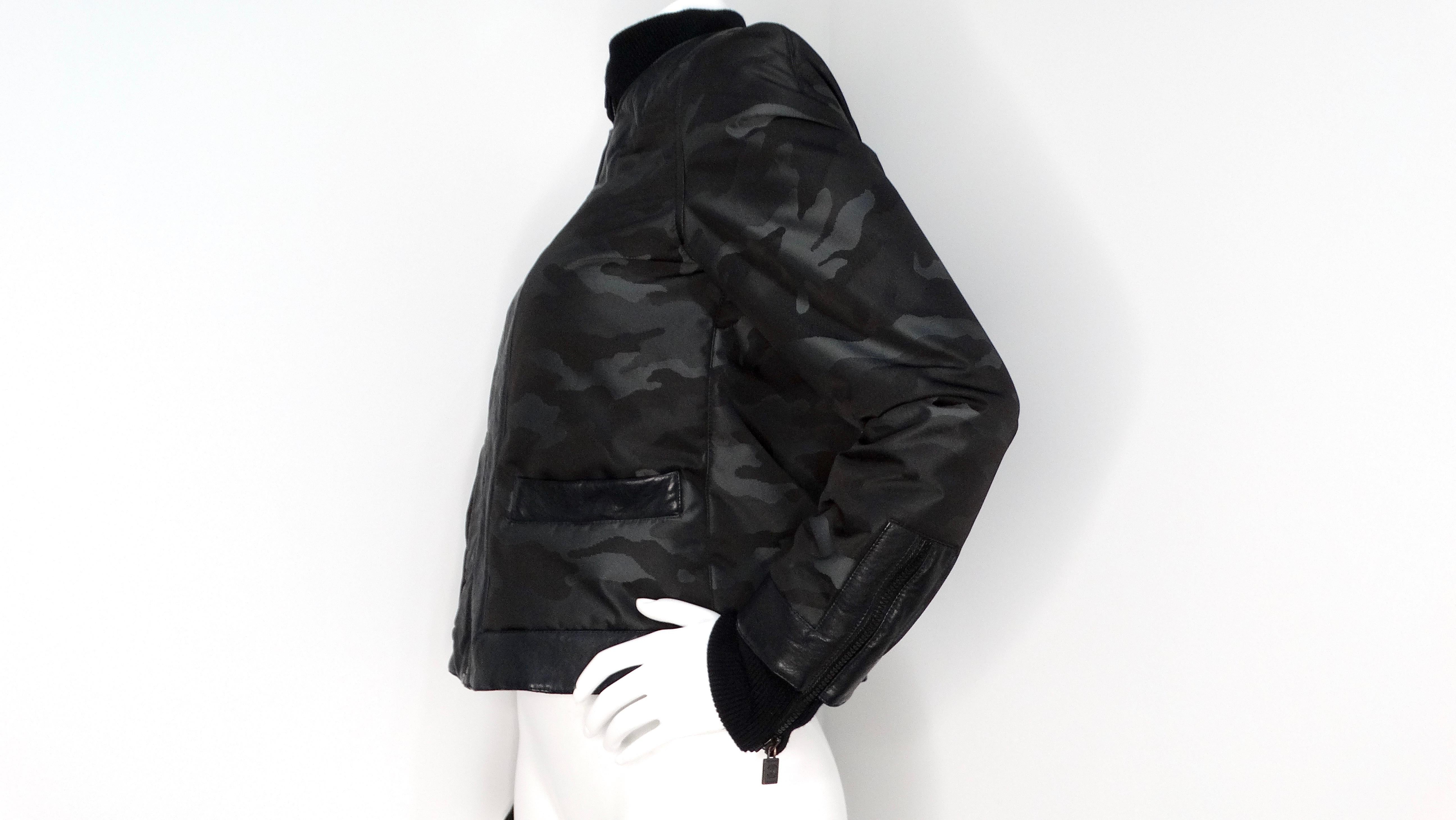 Bomber Chanel 2008 in pelle blu e mimetica nera In condizioni buone in vendita a Scottsdale, AZ