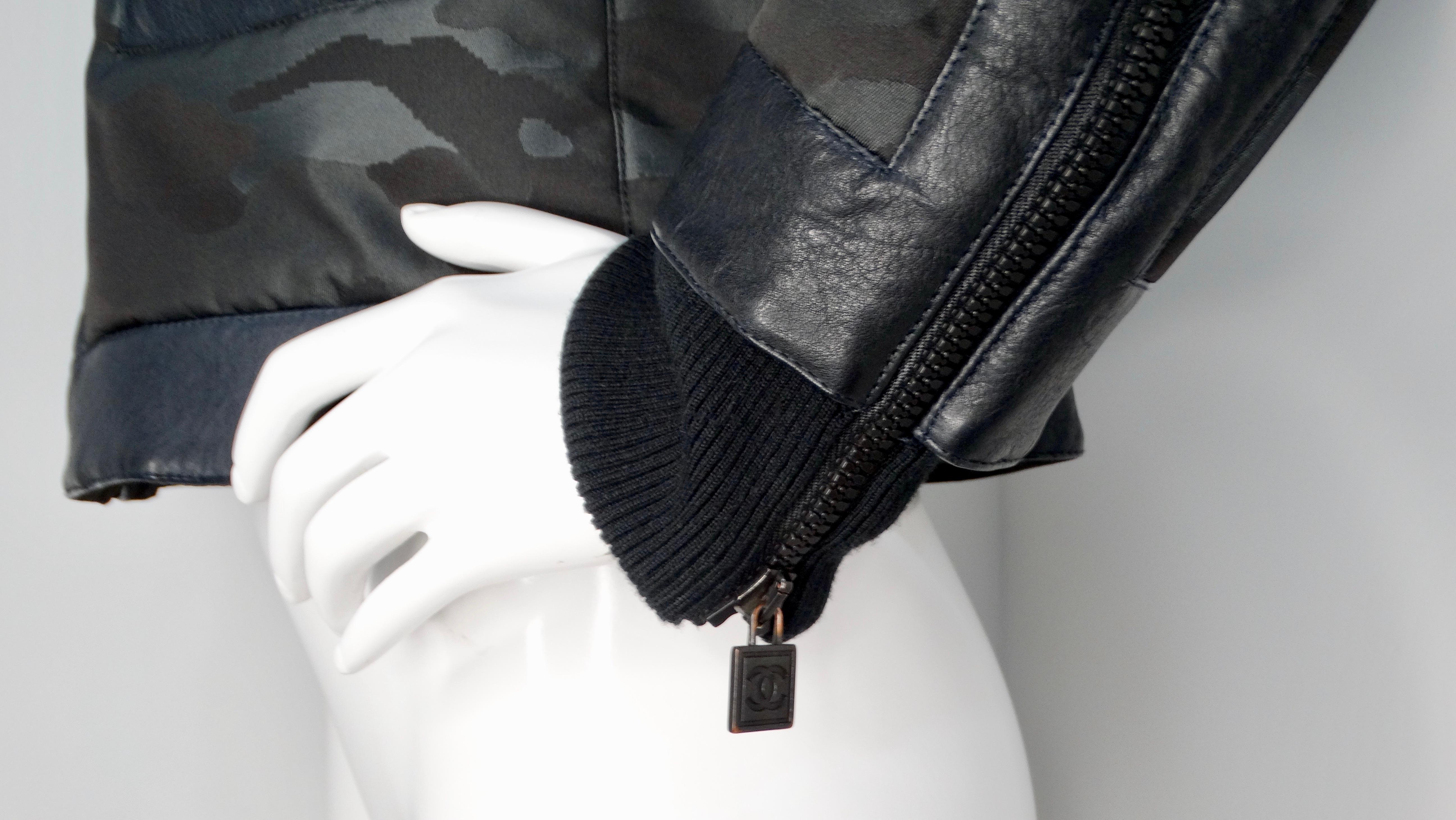 Donna Bomber Chanel 2008 in pelle blu e mimetica nera in vendita