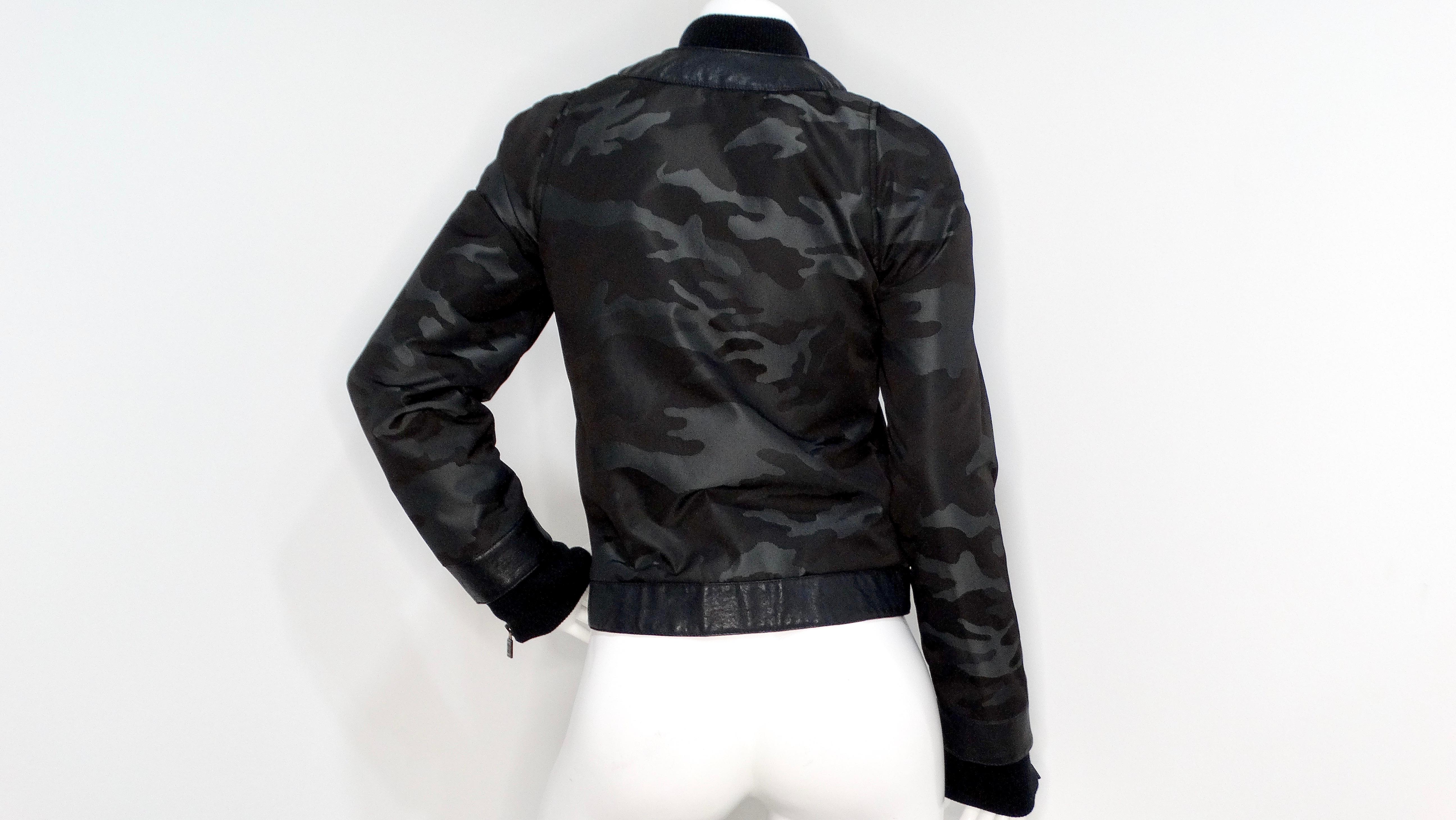 Bomber Chanel 2008 in pelle blu e mimetica nera in vendita 1