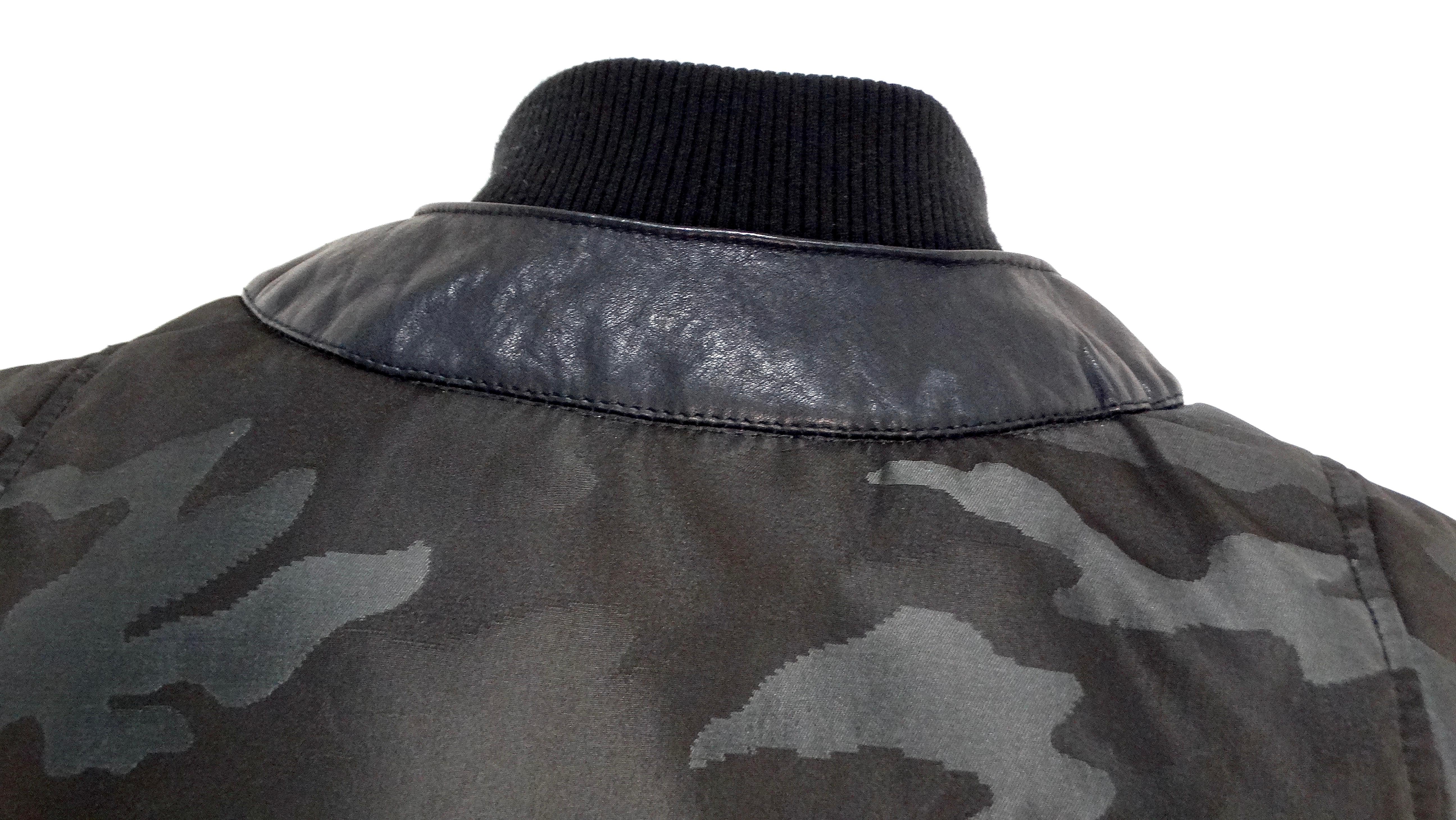Bomber Chanel 2008 in pelle blu e mimetica nera in vendita 2