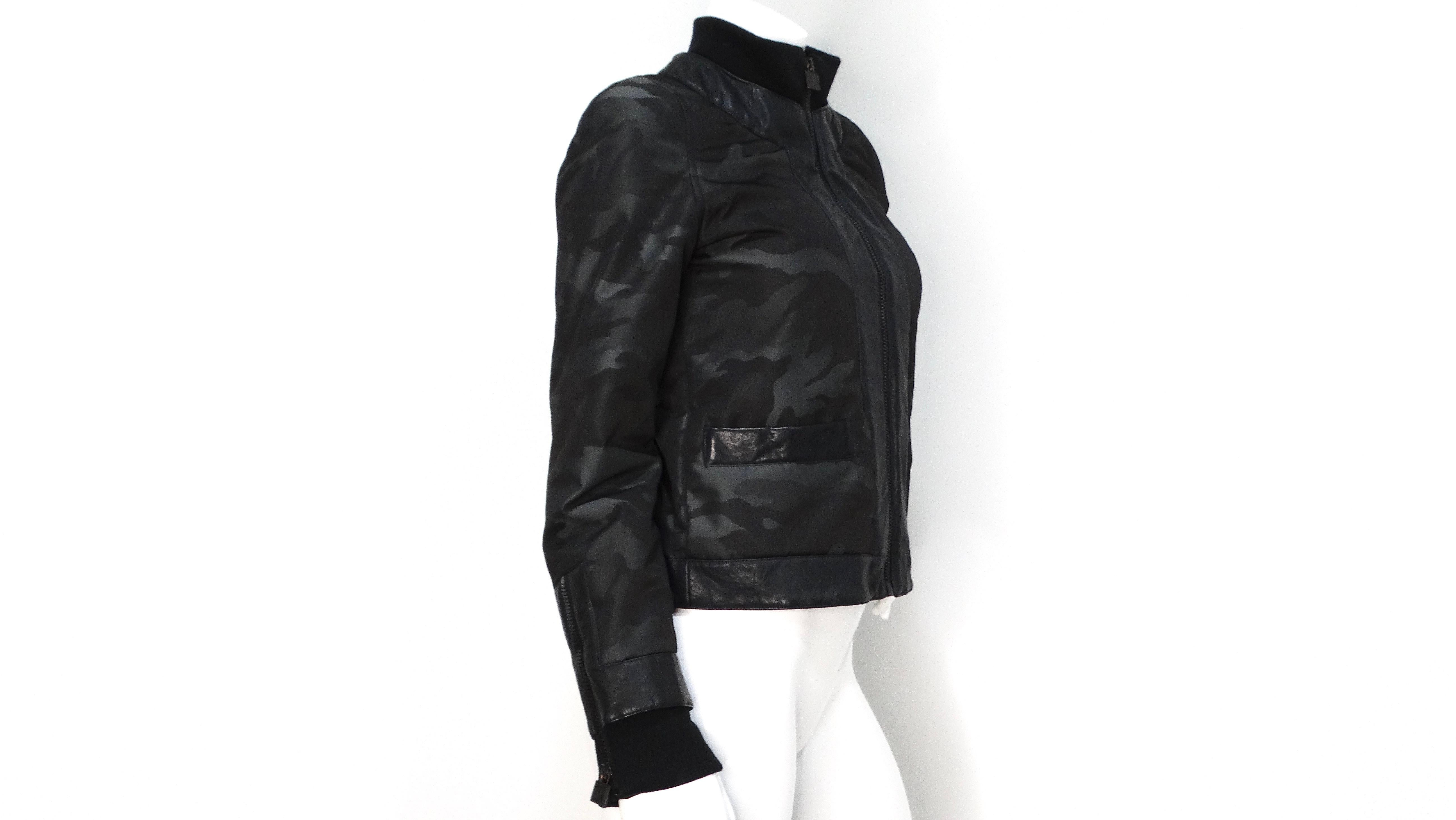 Bomber Chanel 2008 in pelle blu e mimetica nera in vendita 3