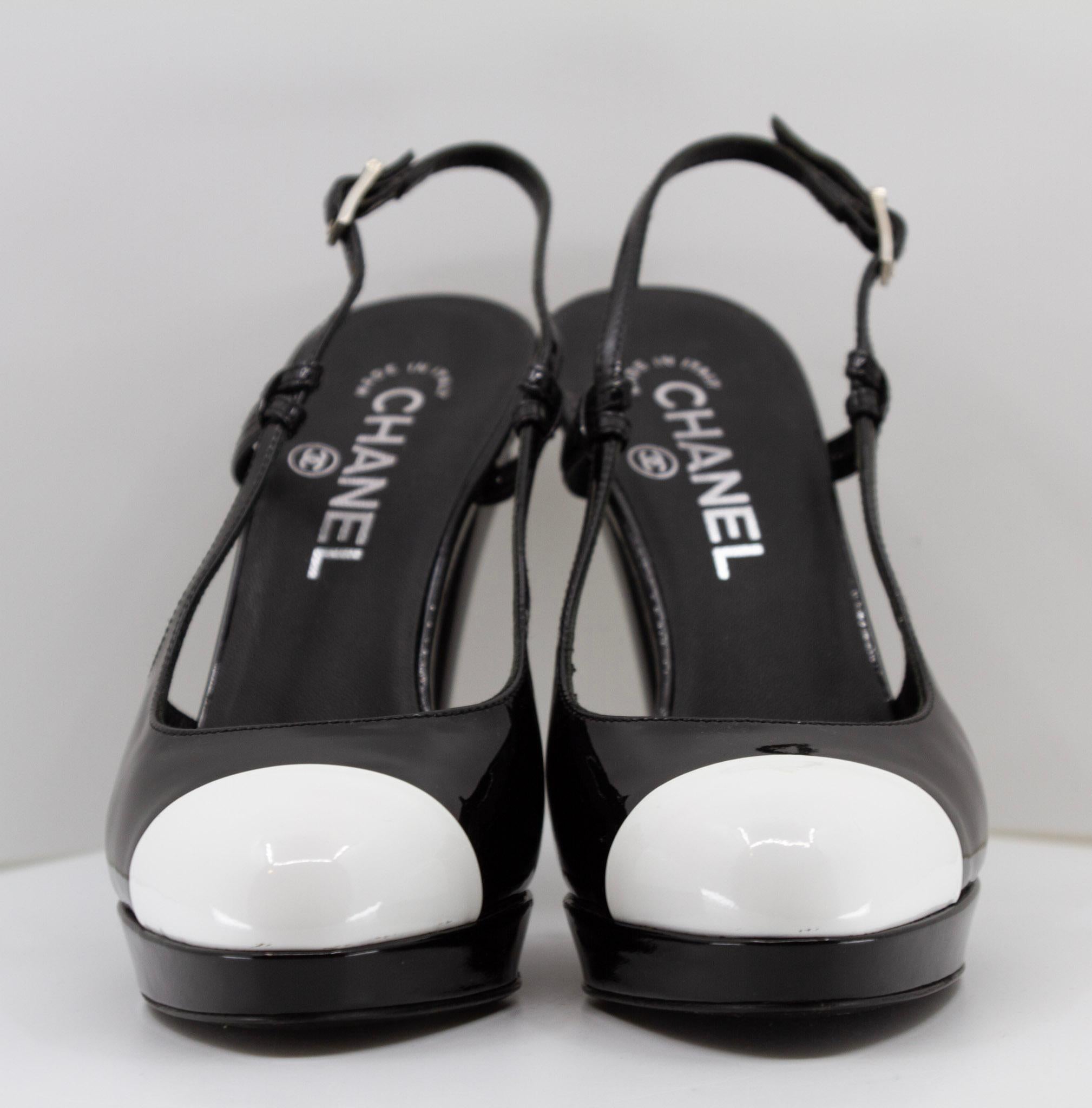 Chanel 2008 Black & White Patent Leather Slingback Heels  In Excellent Condition For Sale In Kingston, NY