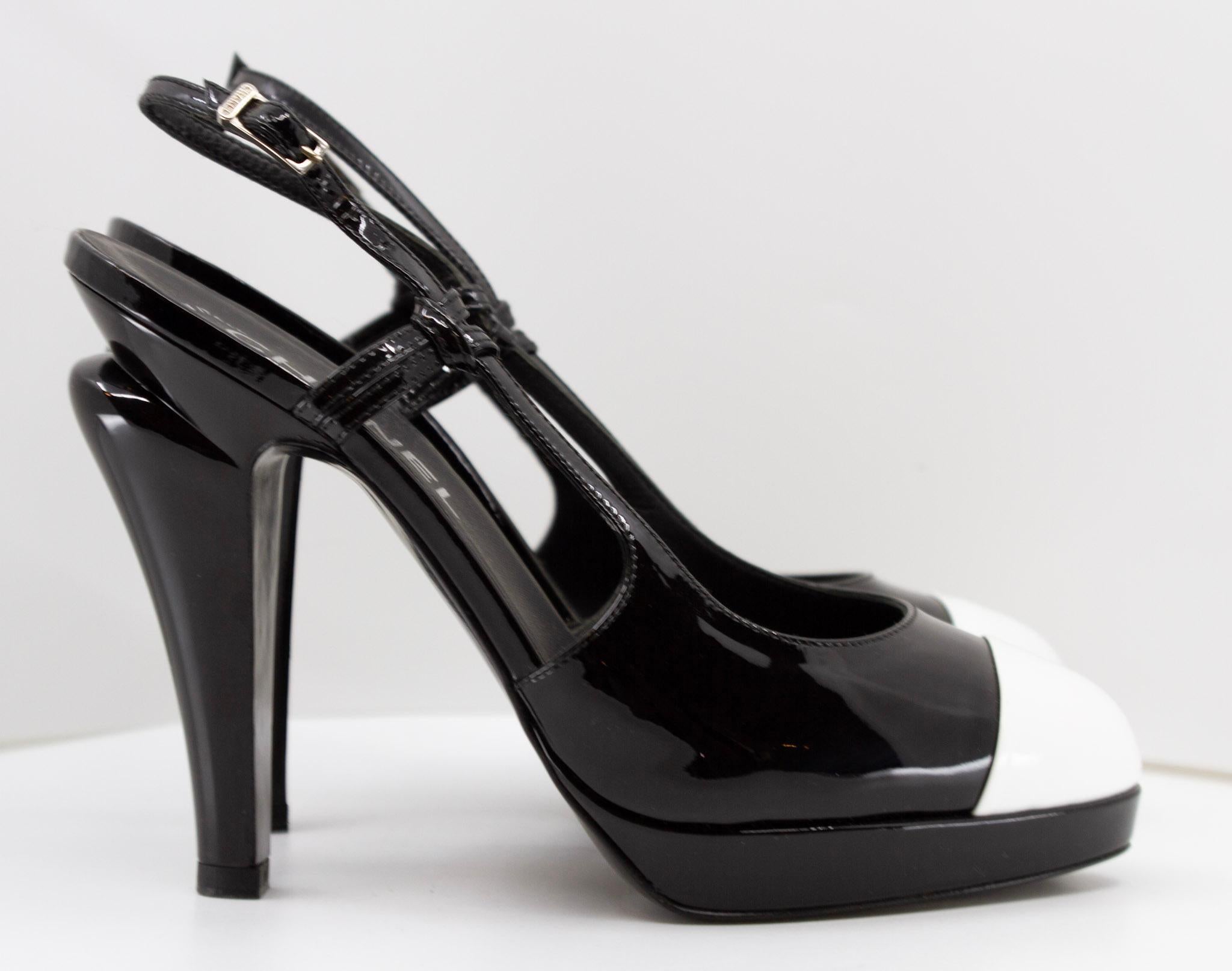 Women's Chanel 2008 Black & White Patent Leather Slingback Heels  For Sale