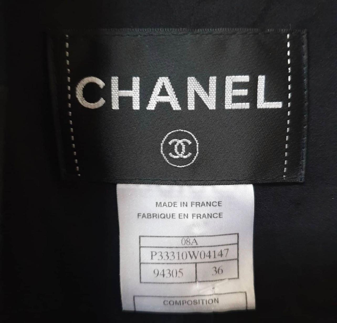 CHANEL JACKET CLASSIC BLACK WOOL

100% WOOL

PIPED TRIM SILK LINING

CHAIN HEM DETAIL

BLACK CROWN BUTTONS

2008 COLLECTION

Sz.36

Very good condition.

For buyers from EU we can provide shipping from Poland. Please demand if you need.
