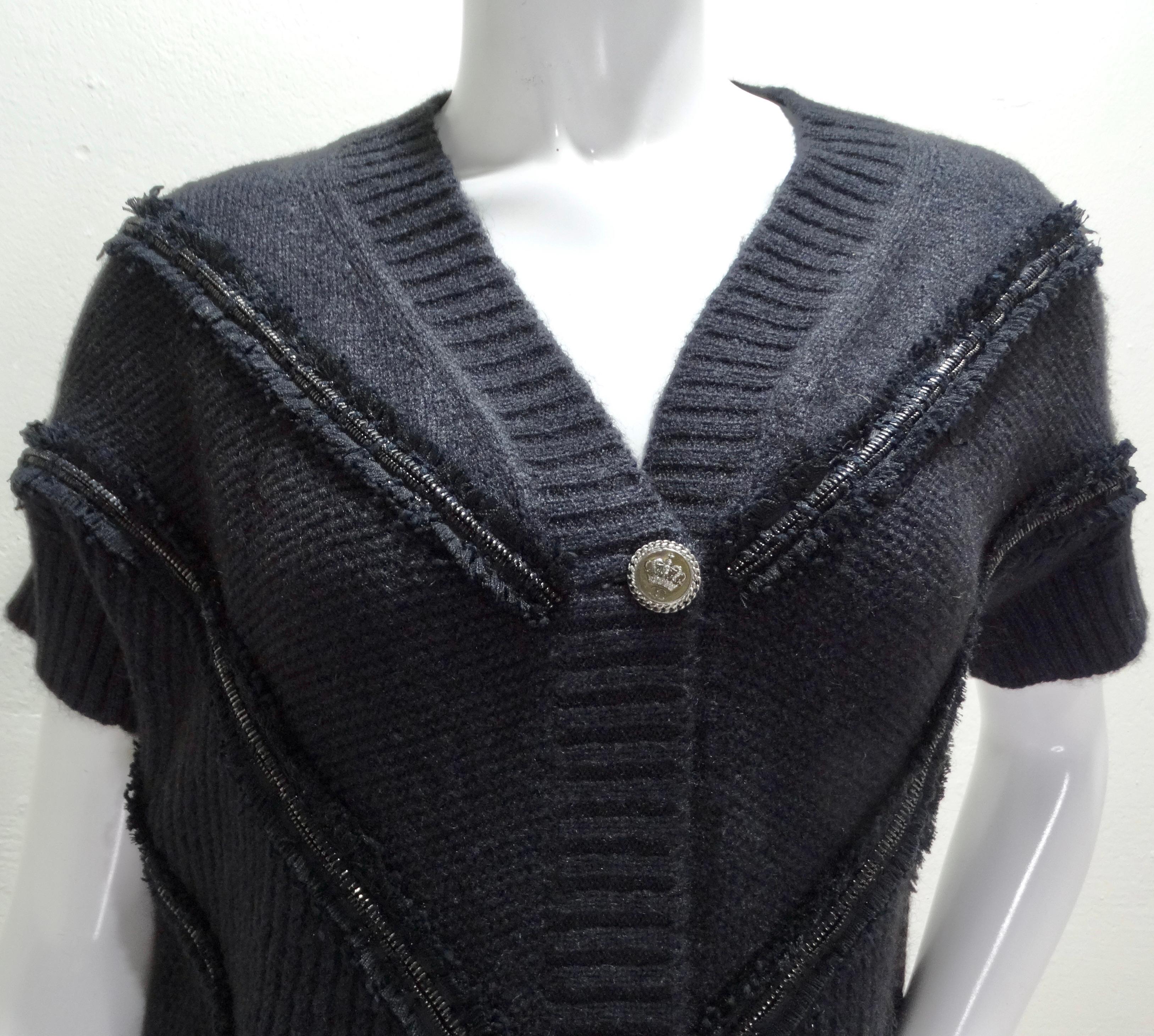 Das Chanel 2008 Black Wool Sweater Dress ist ein raffiniertes und vielseitiges Kleidungsstück, das klassischen Chanel-Charme ausstrahlt und gleichzeitig zahlreiche Stylingmöglichkeiten bietet. Dieses ärmellose Minikleid aus einer luxuriösen