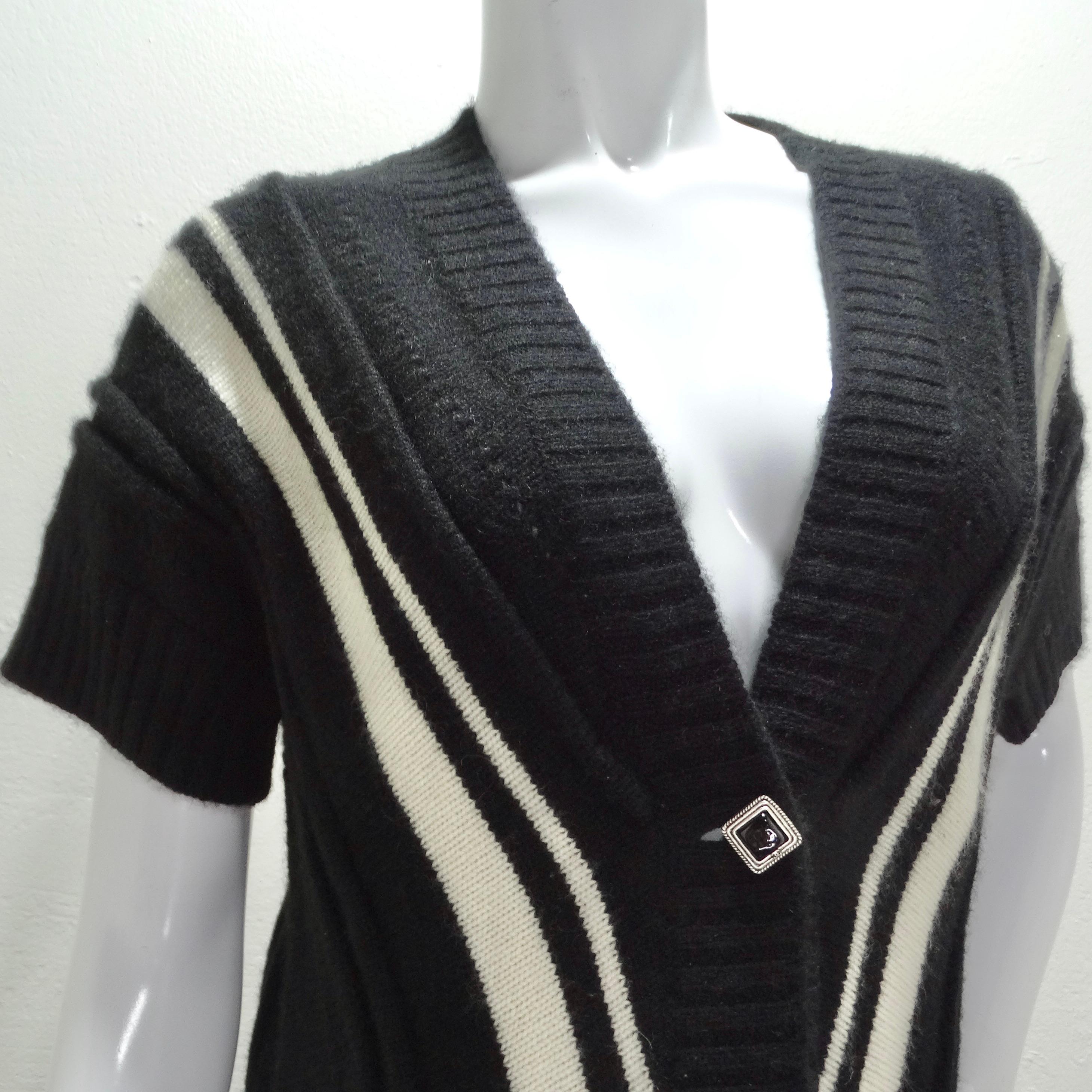 Das Chanel 2008 Chevron Knit Mini Dress ist ein schickes und vielseitiges Kleidungsstück, das die Eleganz und die Liebe zum Detail der Kultmarke widerspiegelt. Dieses Minikleid aus einer luxuriösen Kaschmir-Mohair-Mischung bietet ein weiches und