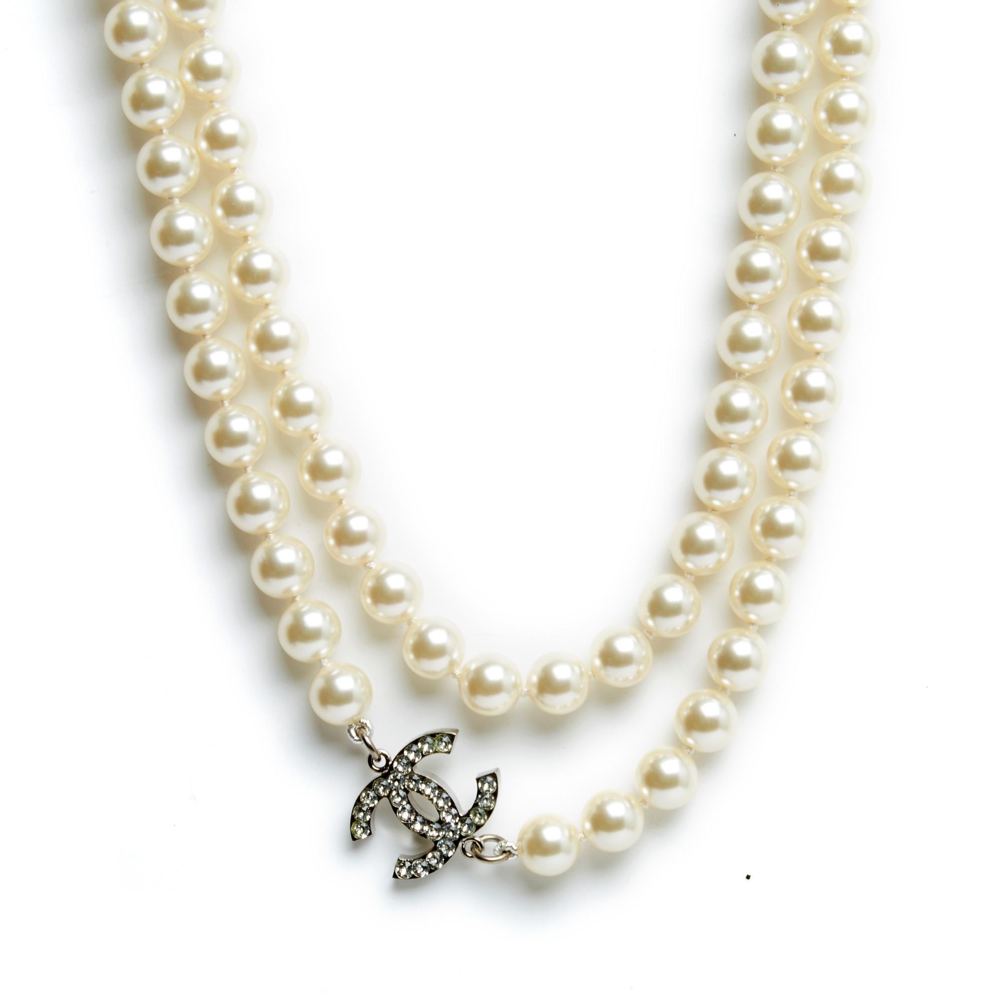 Chanel 2008 Classic Pearls and 5 Silver CC string necklace In Excellent Condition In PARIS, FR