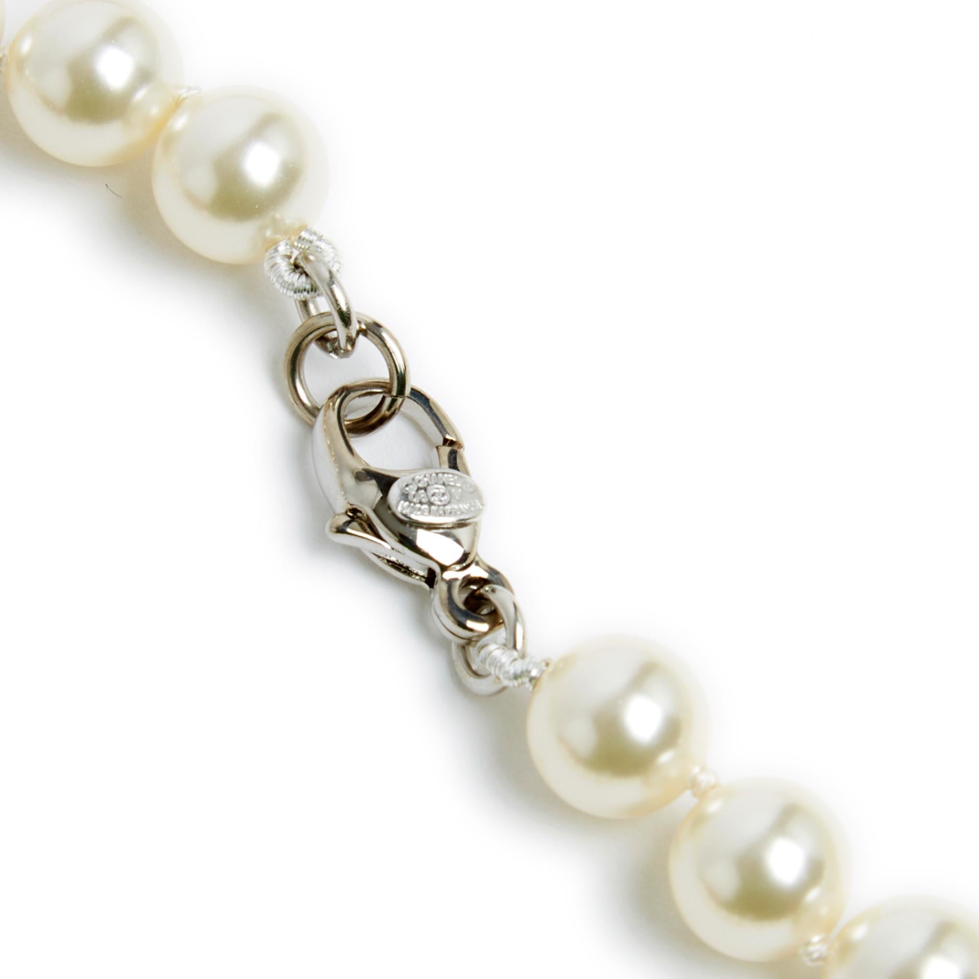 Women's or Men's Chanel 2008 Classic Pearls and 5 Silver CC string necklace