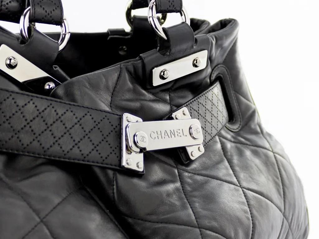 Chanel 2008 - Sacoche à bandoulière extensible - Fourre-tout noir en cuir de veau en vente 7