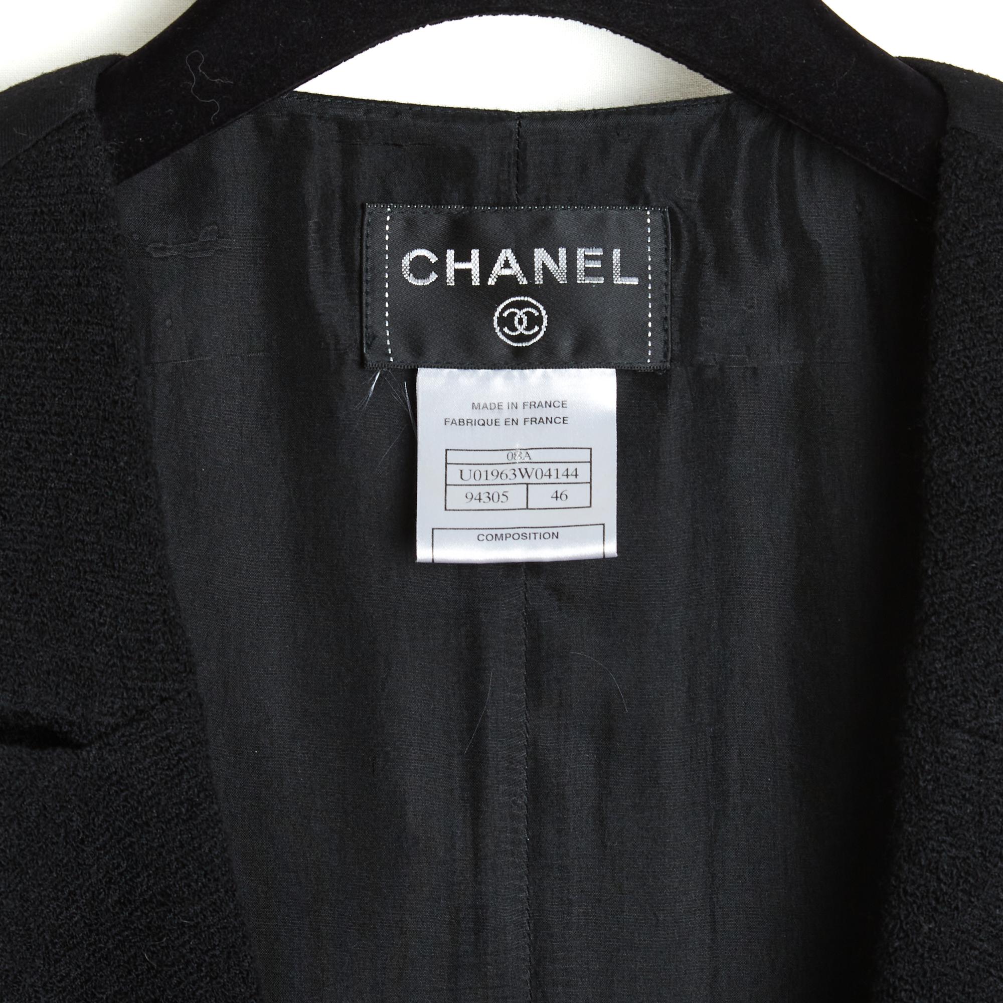 Chaqueta o chaleco sin mangas Chanel de la colección AW2008 de Karl Lagerfeld en bouclette de lana negra en la parte delantera y paño de lana en la trasera, amplio cuello chal tipo esmoquin cerrado con botones de doble botonadura (logotipo Chanel)