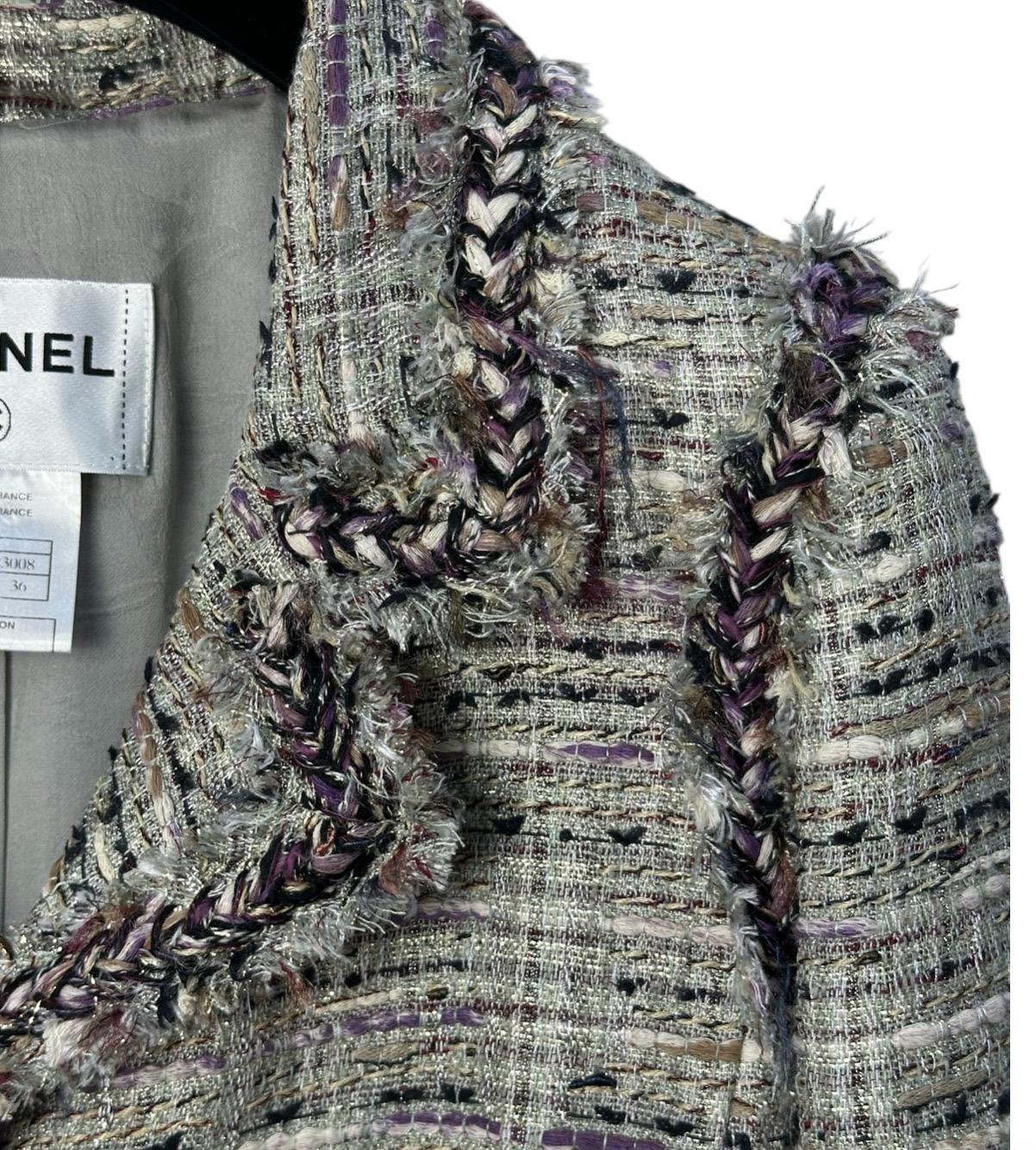 Chanel 2008 Grau Lila Tweed Fransen Jacke Sz.36 im Zustand „Gut“ im Angebot in Krakow, PL