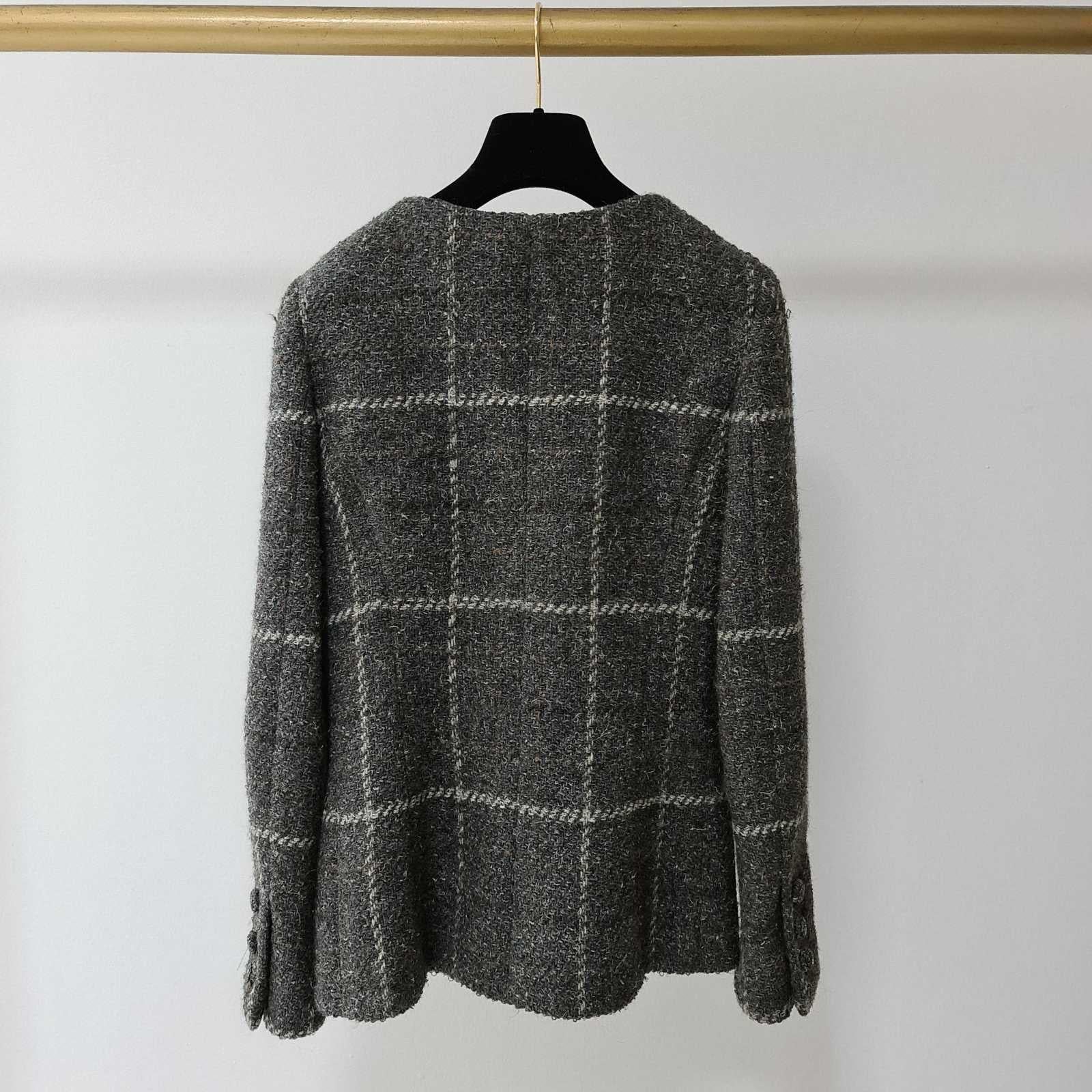 Classic Chanel wool jacket in grey plaid. 
Wear this jacket with smart brown trousers and tan handbag to give your look a chic smart look.
Condition is good.
Sz.36
For buyers from EU we can provide shipping from Poland. Please demand if you need.