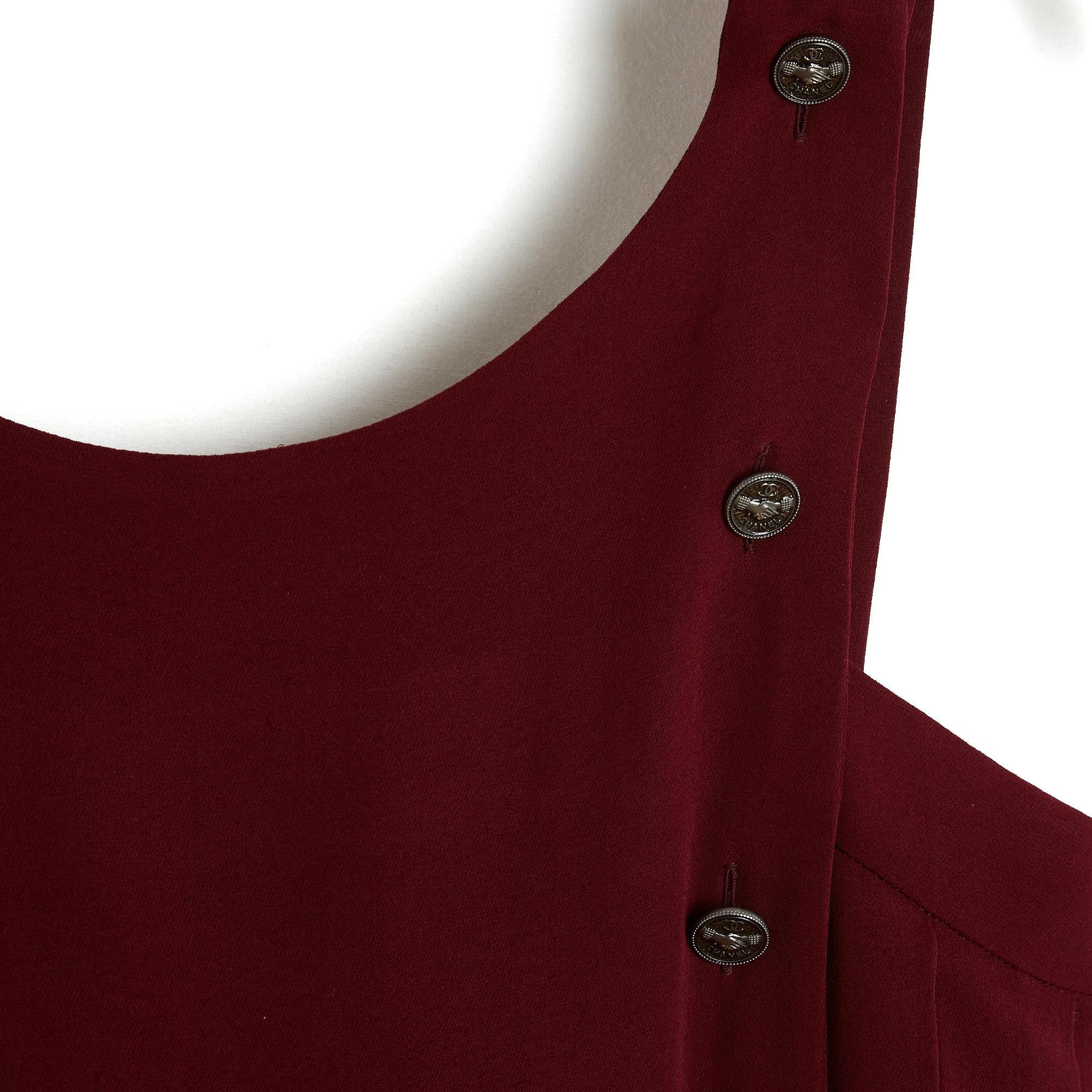 Chanel Oberteil aus der Frühjahr/Sommer-Kollektion 2008 aus bordeauxfarbenem Seidenkrepp, leicht locker und tailliert, mit breiten Trägern, die am glatten Latz geknöpft werden. Der Rest des Oberteils ist in Falten gelegt und wird am Rücken mit vier