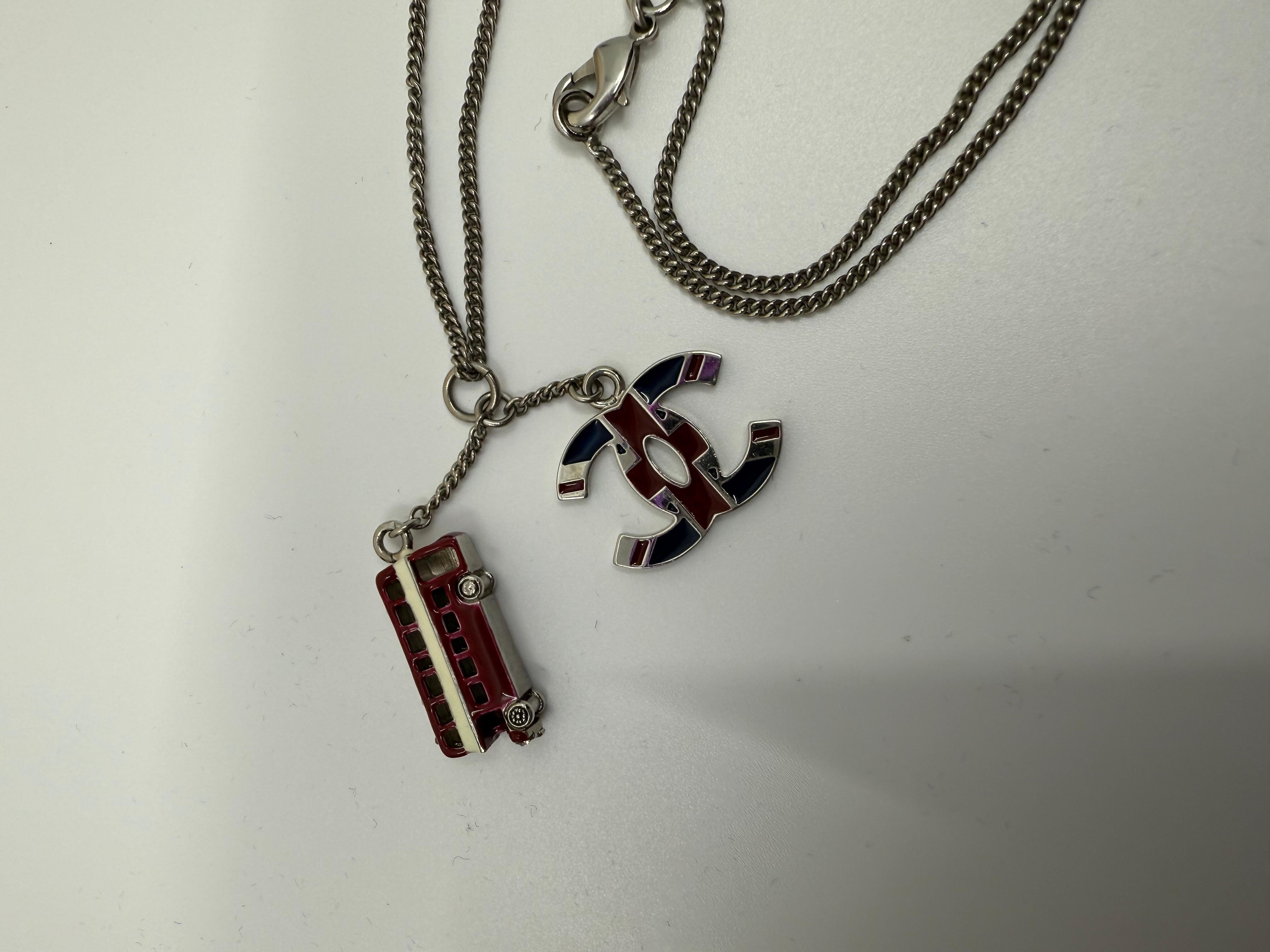 Donna Collana Chanel 2008 Bandiera UK Bus Union Jack CC in vendita
