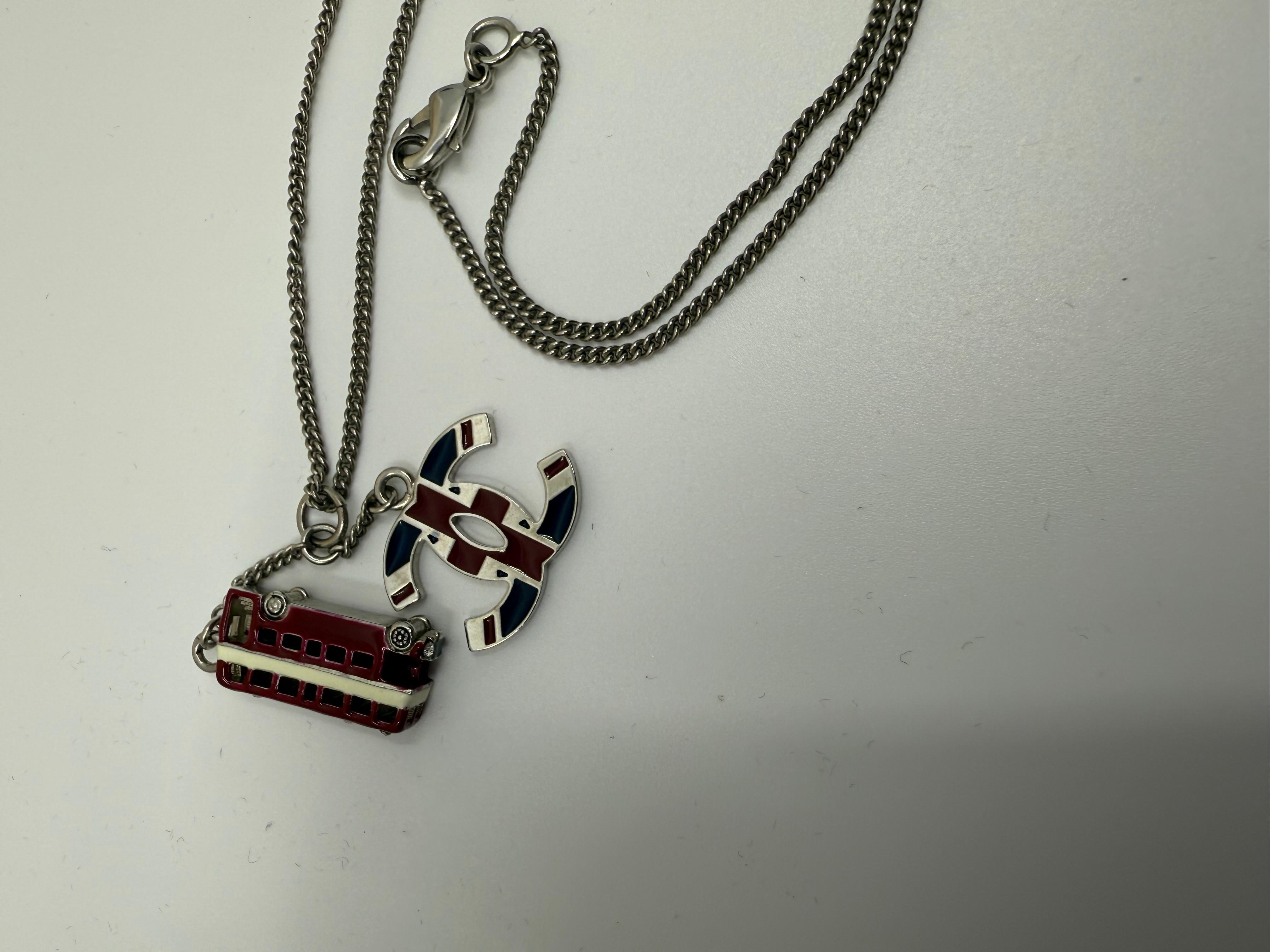 Collana Chanel 2008 Bandiera UK Bus Union Jack CC in vendita 1