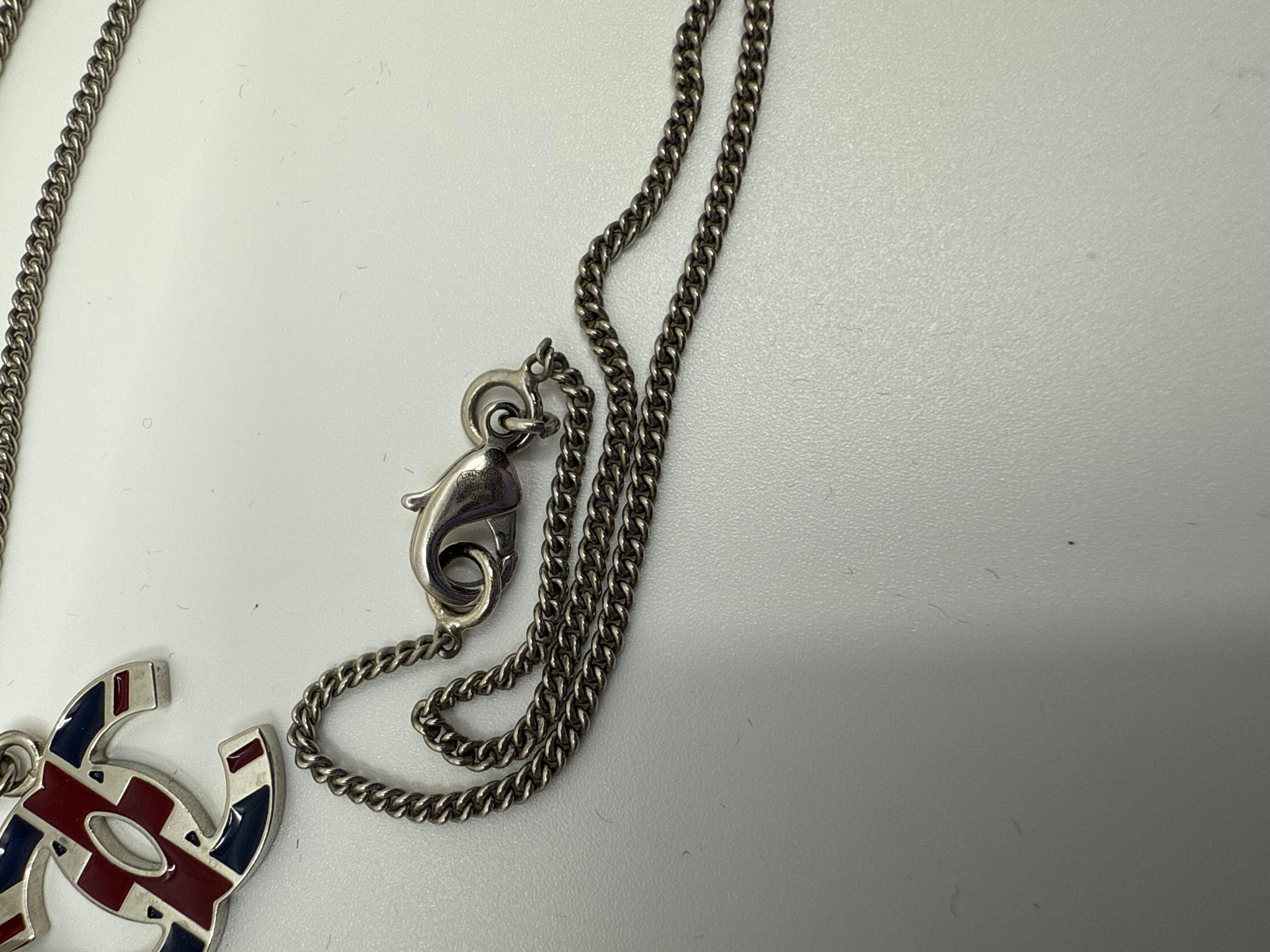 Collana Chanel 2008 Bandiera UK Bus Union Jack CC in vendita 2